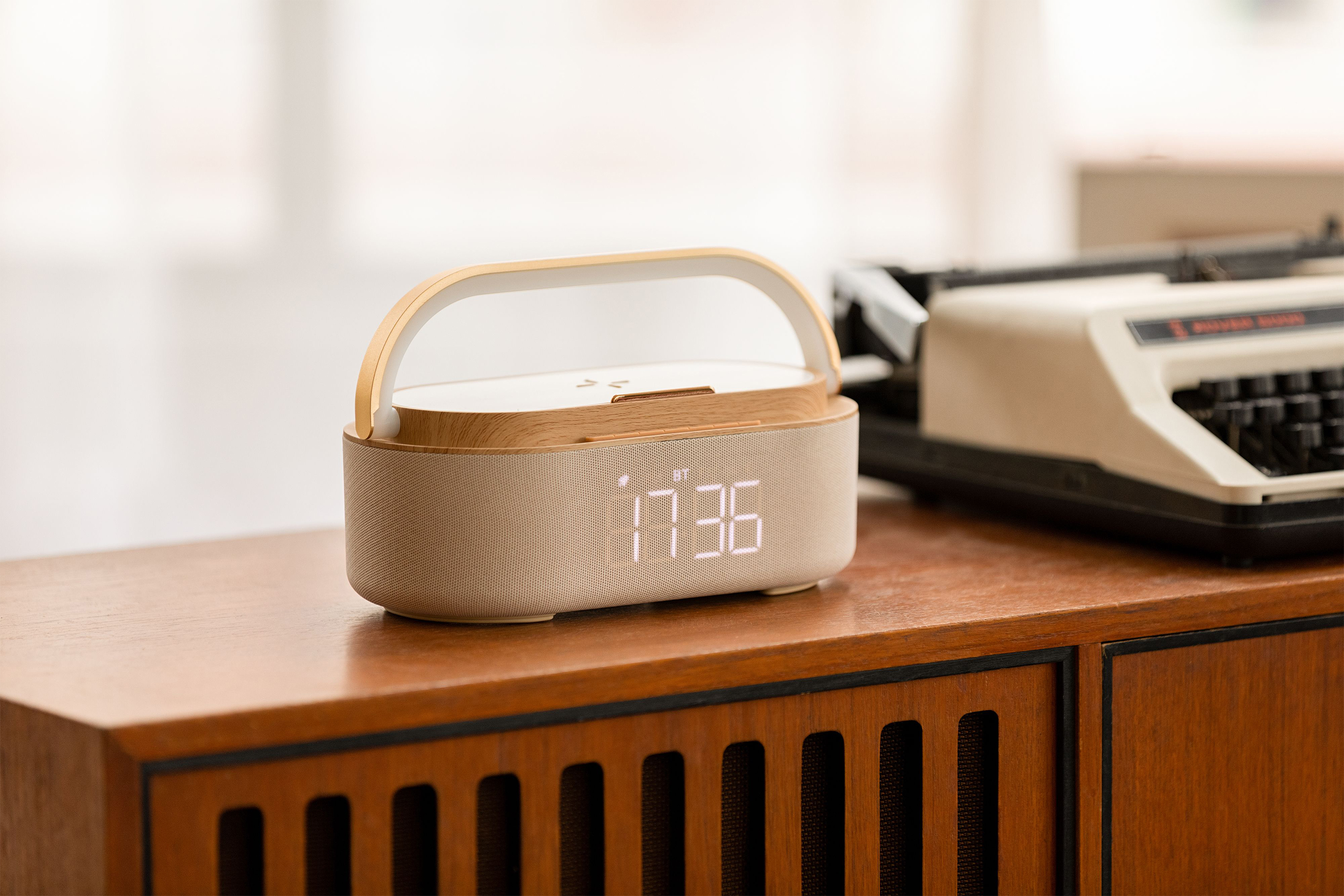 Bluetooth стерео-колонка "Smart Band" 10Вт (2х5Вт) с беспроводным (15W) ЗУ, лампой, часами, FM радио (бежевый)