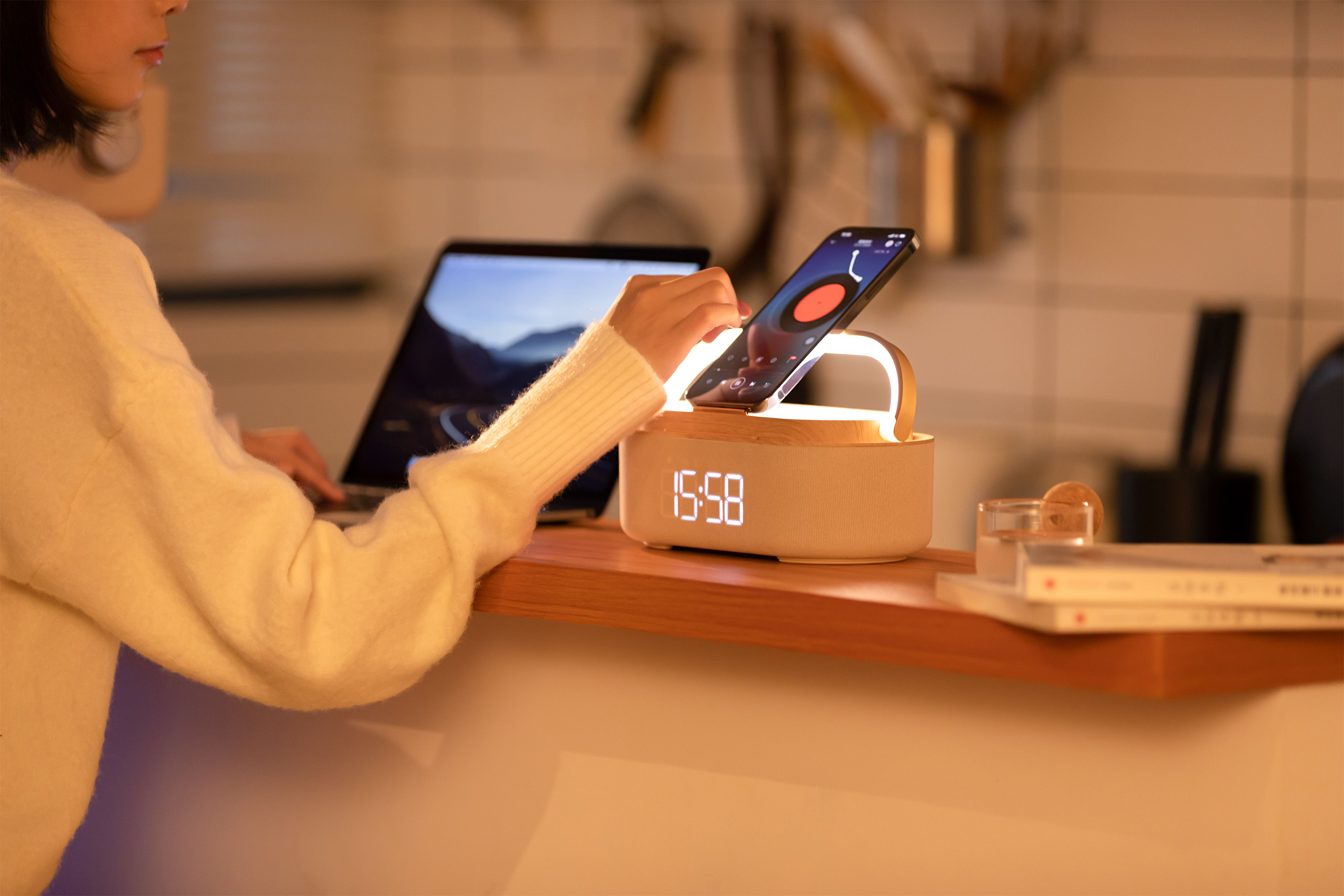 Bluetooth стерео-колонка "Smart Band" 10Вт (2х5Вт) с беспроводным (15W) ЗУ, лампой, часами, FM радио (бежевый) (Изображение 4)