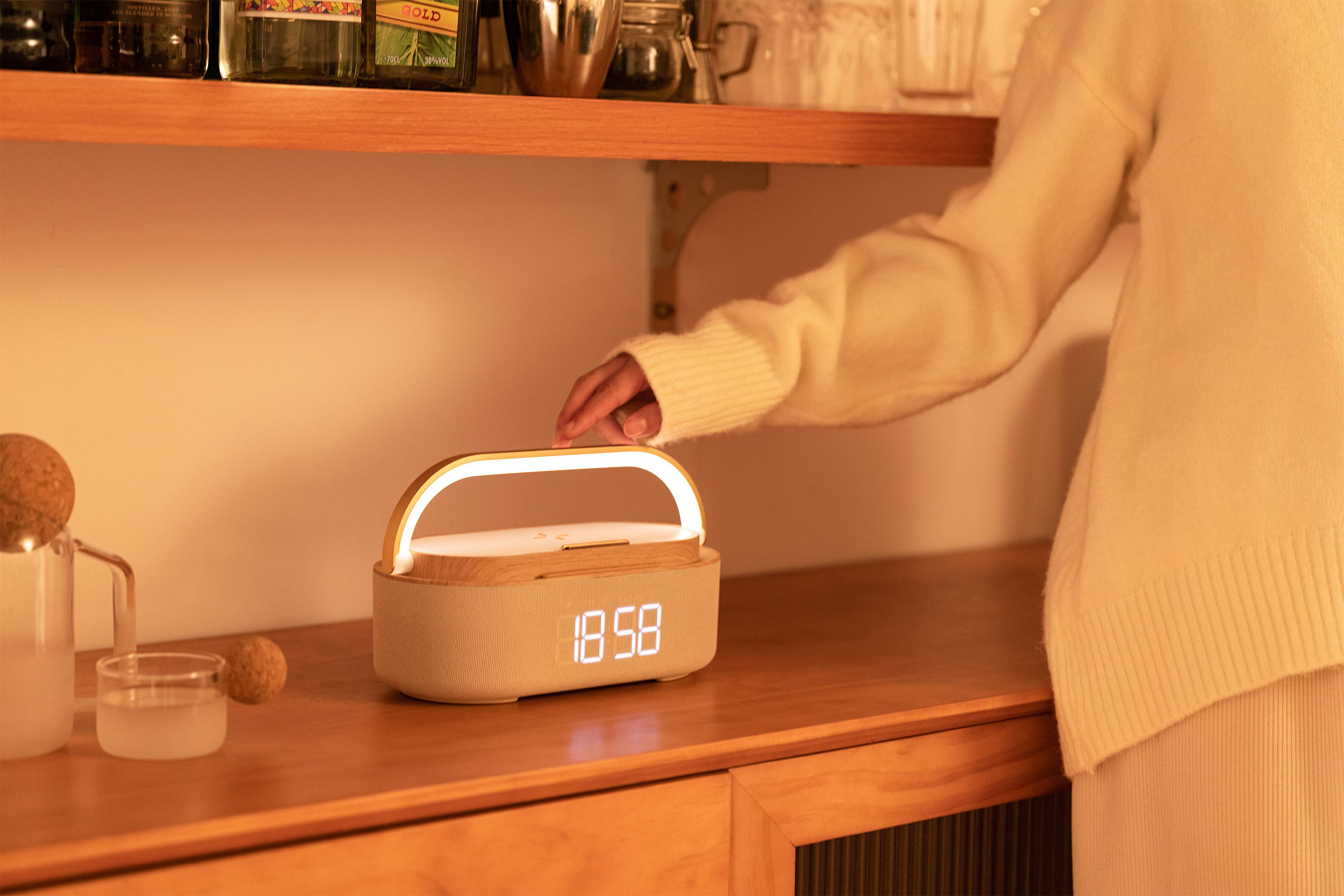 Bluetooth стерео-колонка "Smart Band" 10Вт (2х5Вт) с беспроводным (15W) ЗУ, лампой, часами, FM радио (бежевый) (Изображение 5)