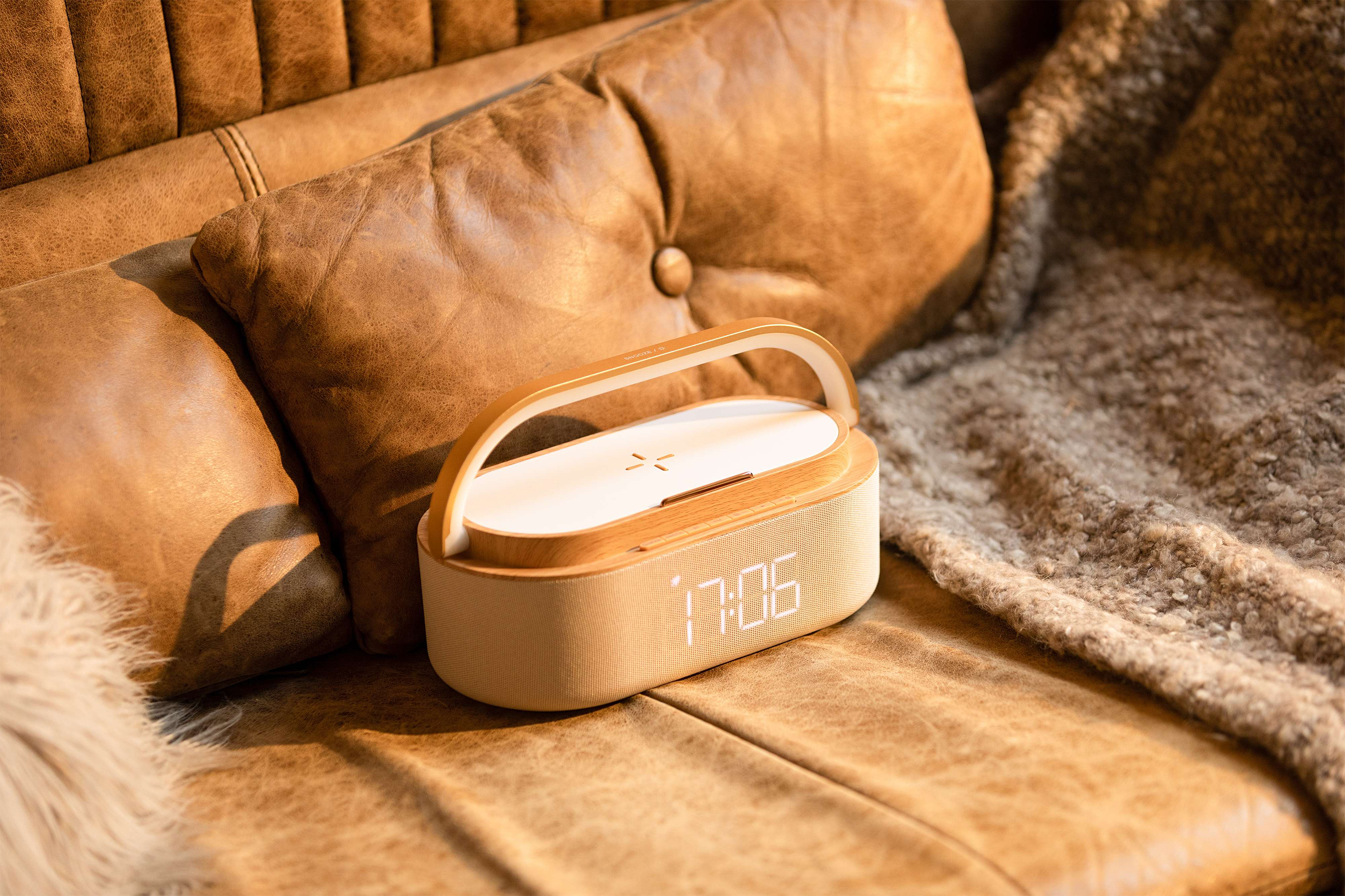 Bluetooth стерео-колонка "Smart Band" 10Вт (2х5Вт) с беспроводным (15W) ЗУ, лампой, часами, FM радио (бежевый) (Изображение 6)