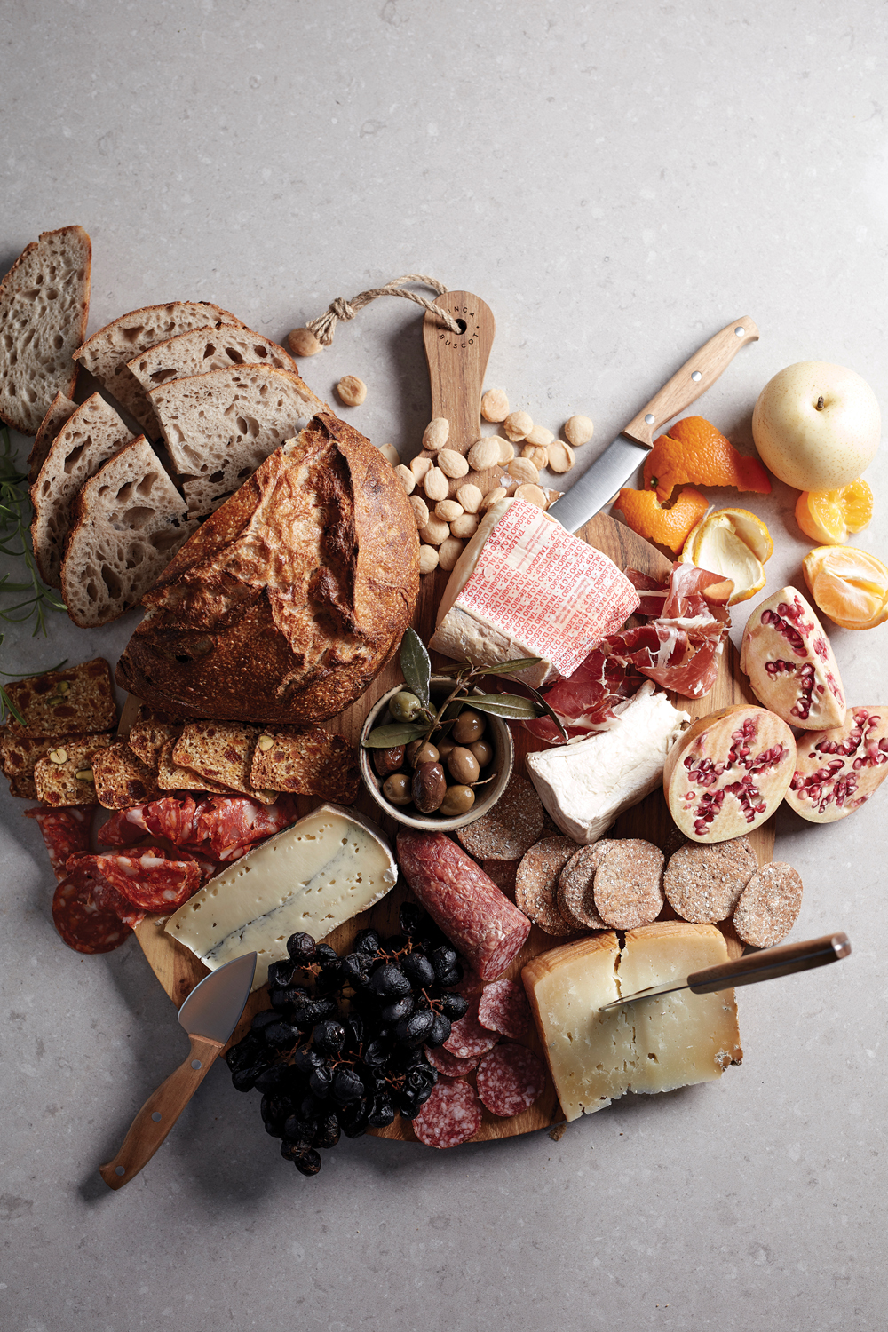 Круглая сервировочная доска VINGA Buscot (Изображение 7)