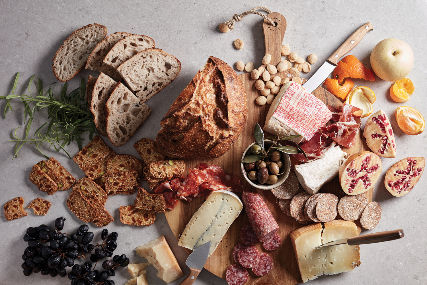 Круглая сервировочная доска VINGA Buscot (Изображение 8)