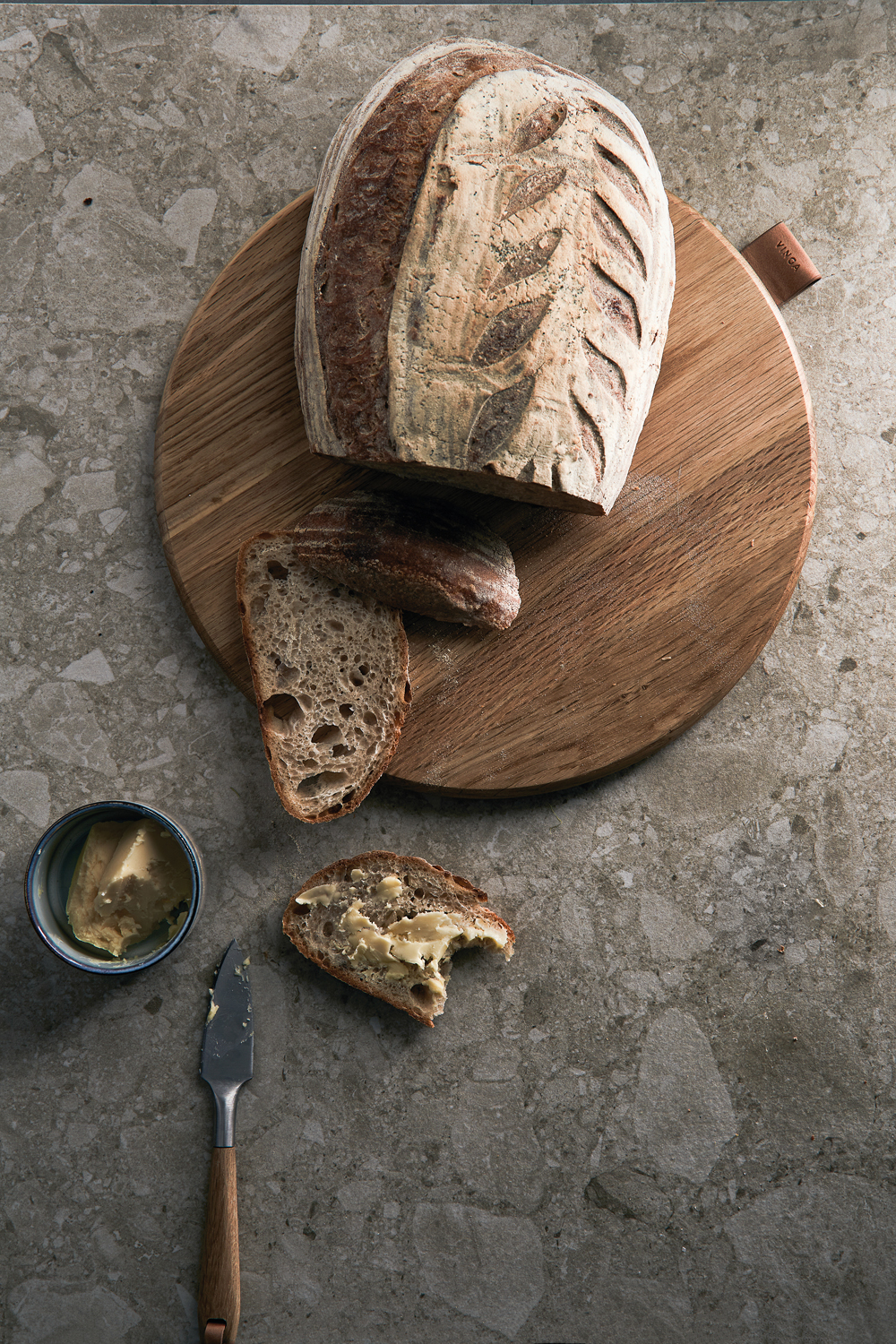 Круглая сервировочная доска VINGA Alcamo (Изображение 6)