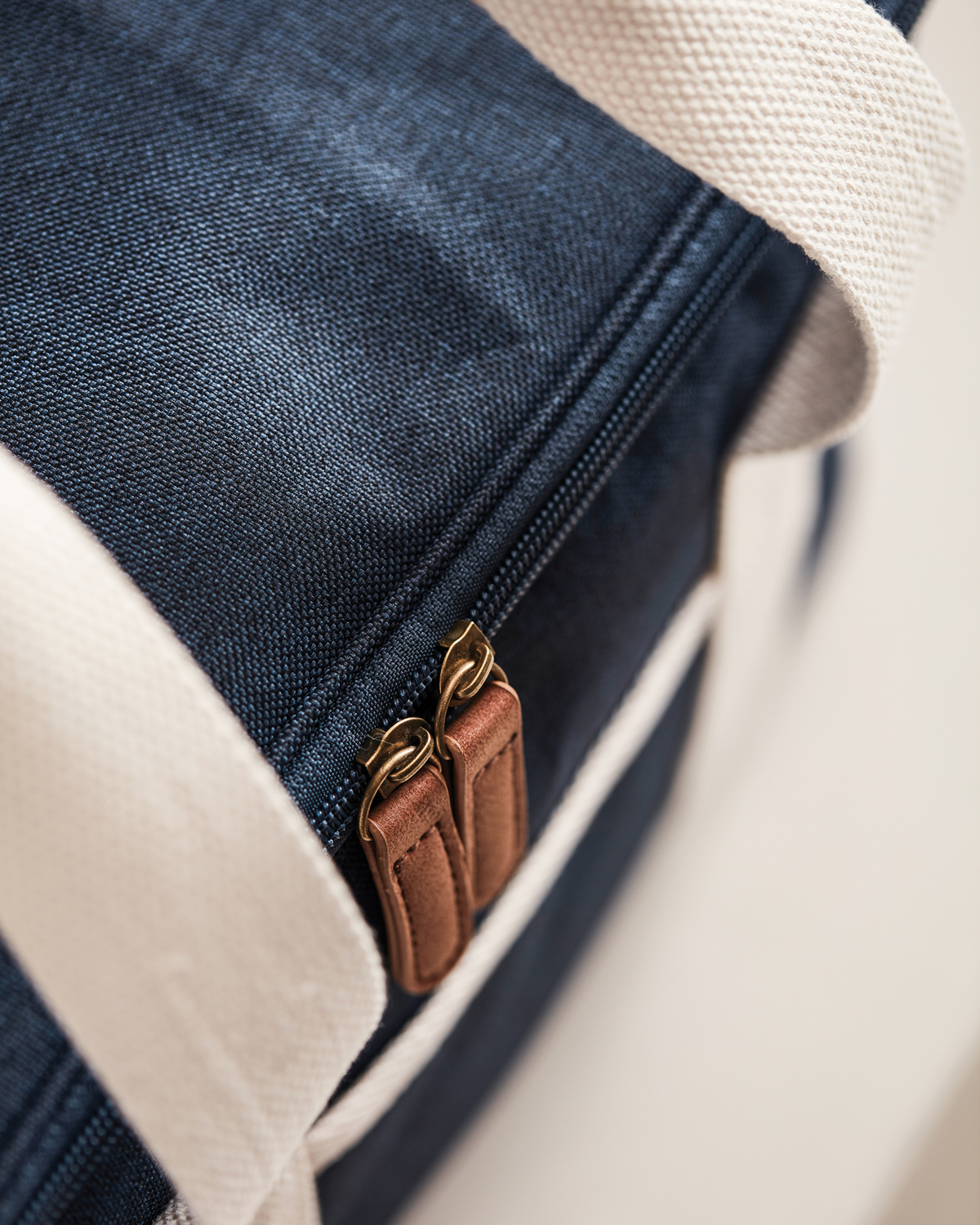 Городская сумка-холодильник VINGA Sortino из rPET (Изображение 11)