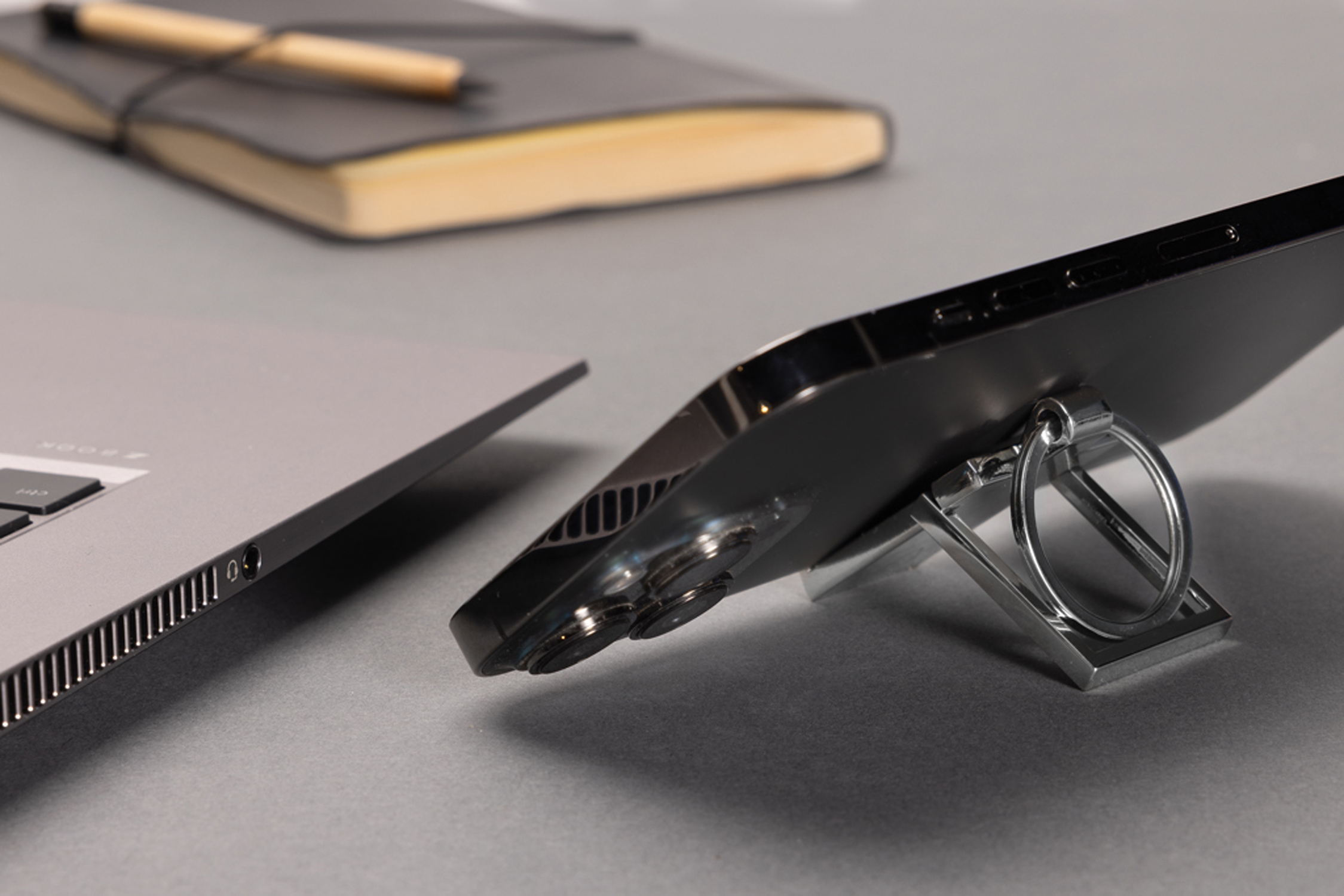 Брелок с мини-подставкой для телефона из переработанного цинка RCS (Изображение 7)