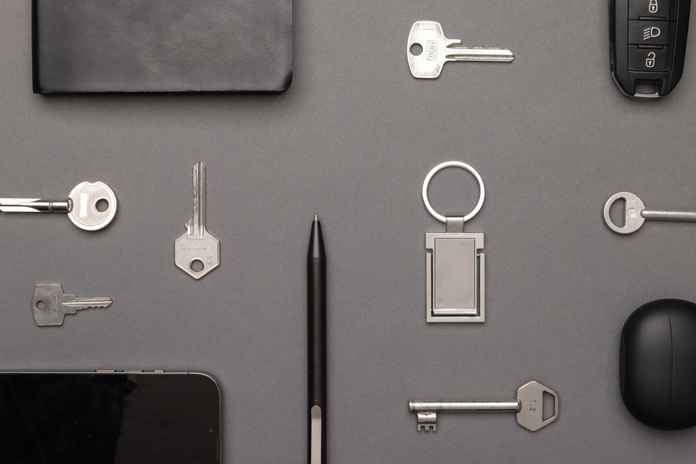 Брелок с мини-подставкой для телефона из переработанного цинка RCS (Изображение 8)