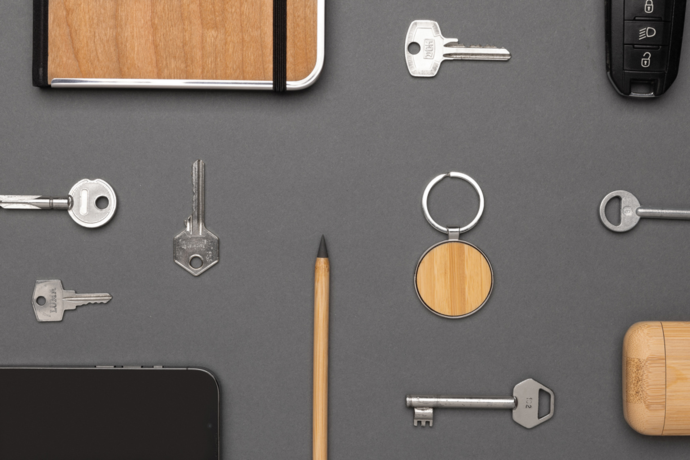 Брелок из переработанного цинка и бамбука с подвеской RCS (Изображение 7)