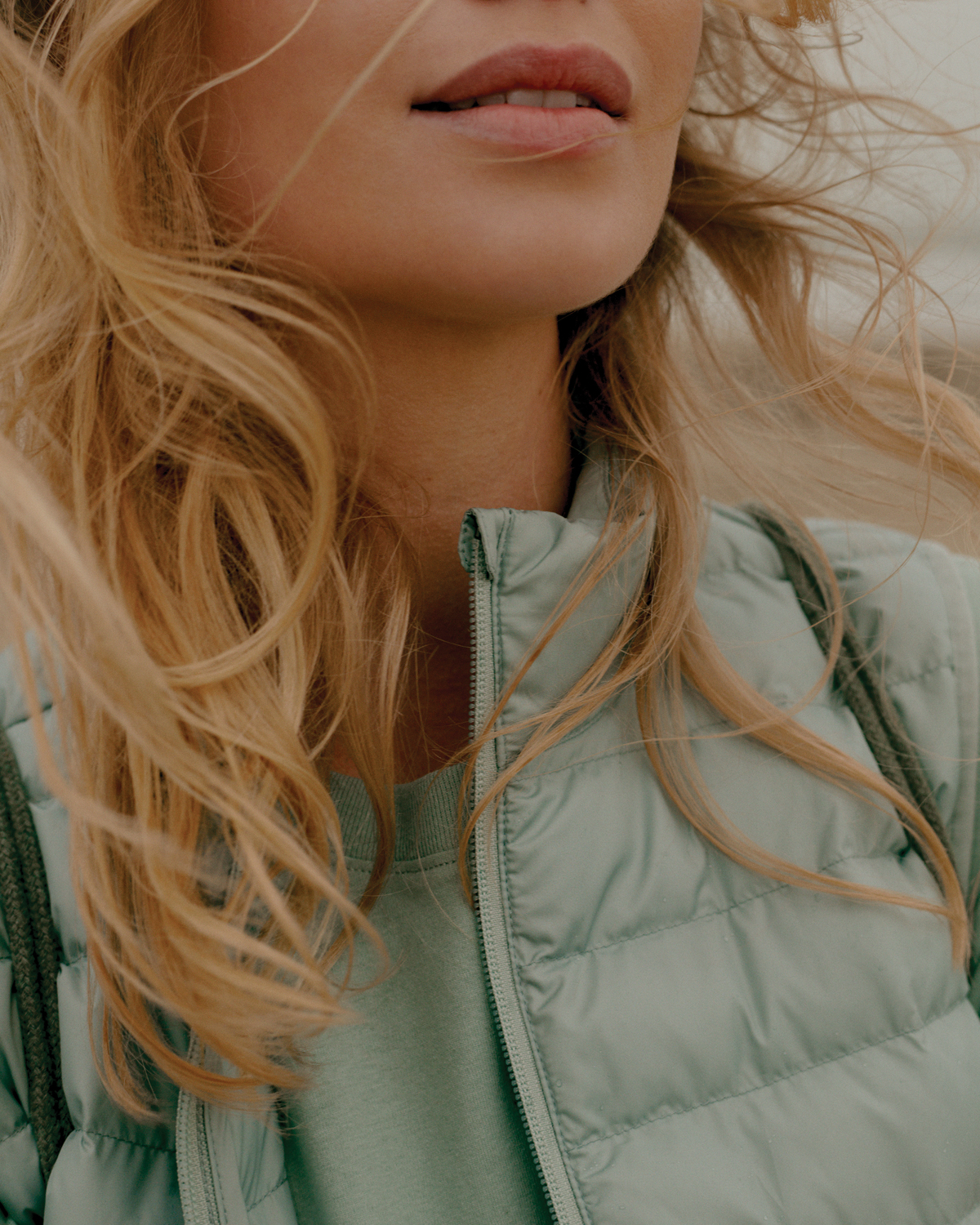 Женский стеганый жилет Iqoniq Meru из переработанного полиэстера AWARE™, 70 г/м² (Изображение 10)