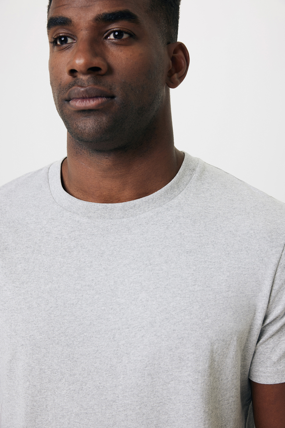 Футболка Iqoniq Manuel из переработанного неокрашенного хлопка, унисекс, 180 г/м² (Изображение 17)