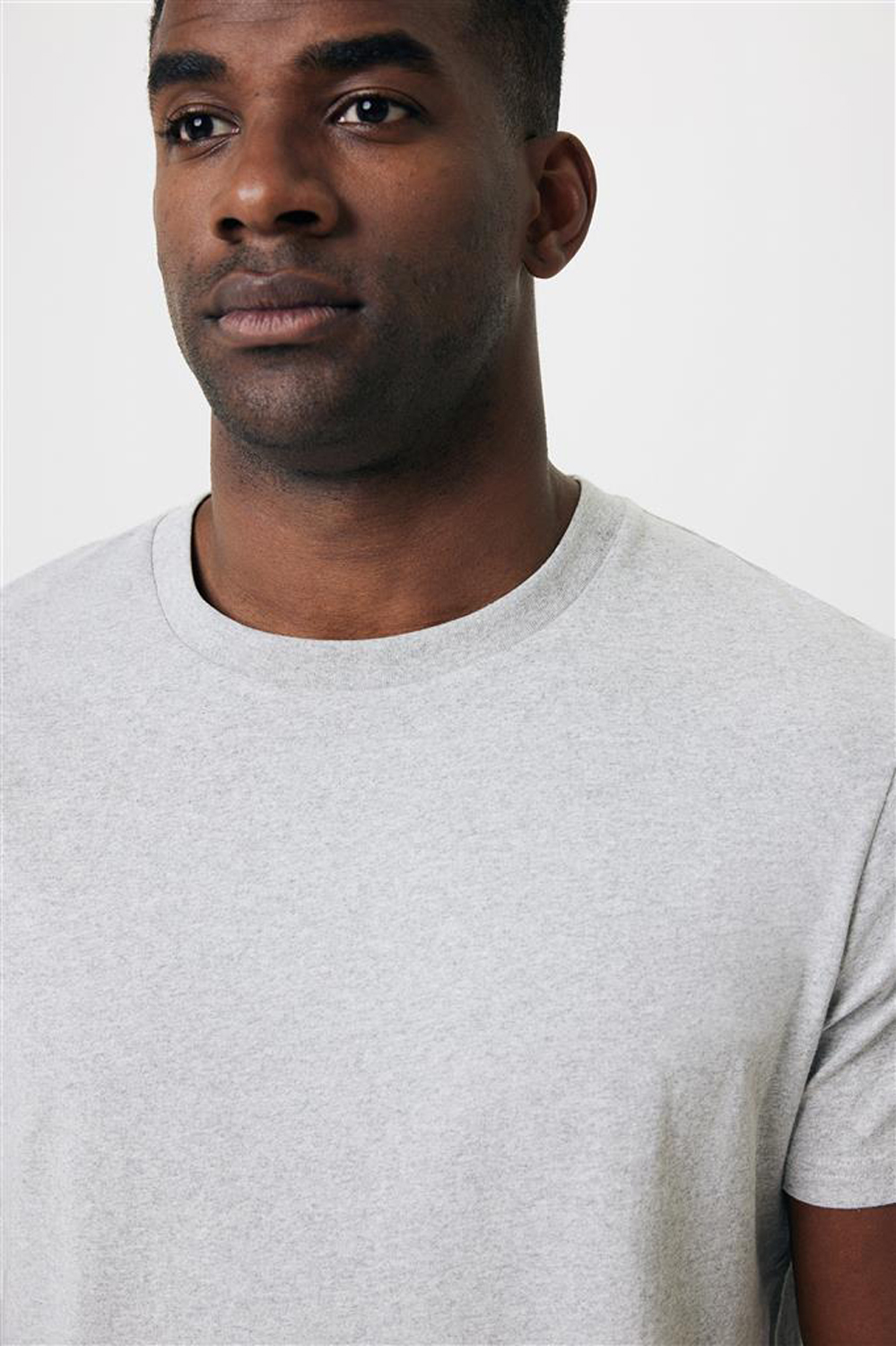 Футболка Iqoniq Manuel из переработанного неокрашенного хлопка, унисекс, 180 г/м² (Изображение 14)