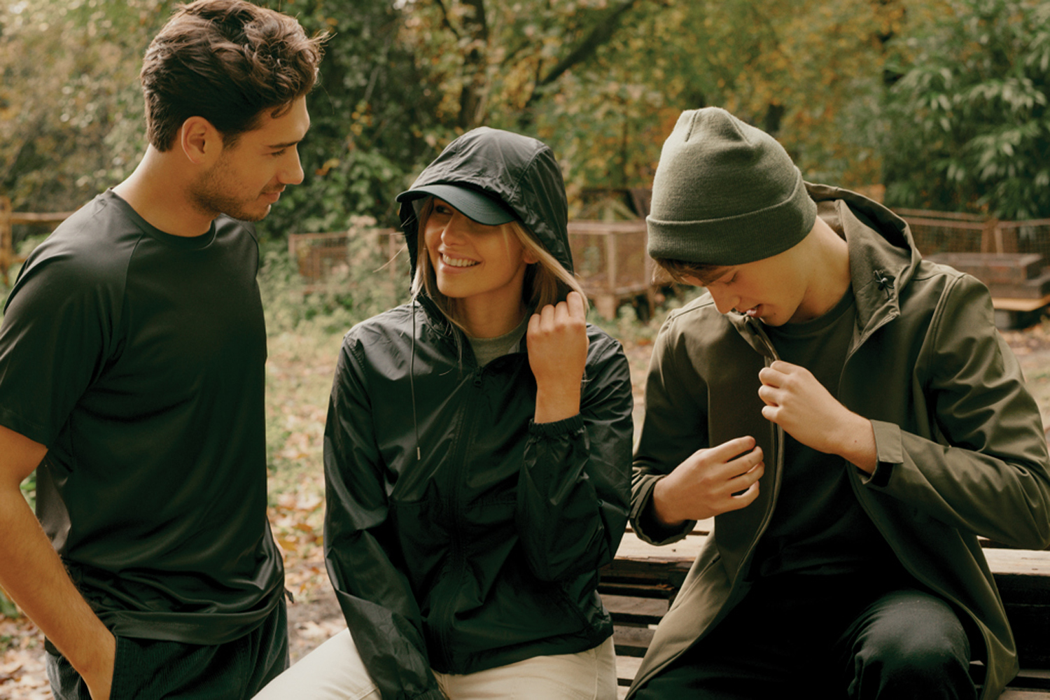 Ветровка Iqoniq Logan из переработанного полиэстера AWARE™, унисекс, 70 г/м² (Изображение 1)