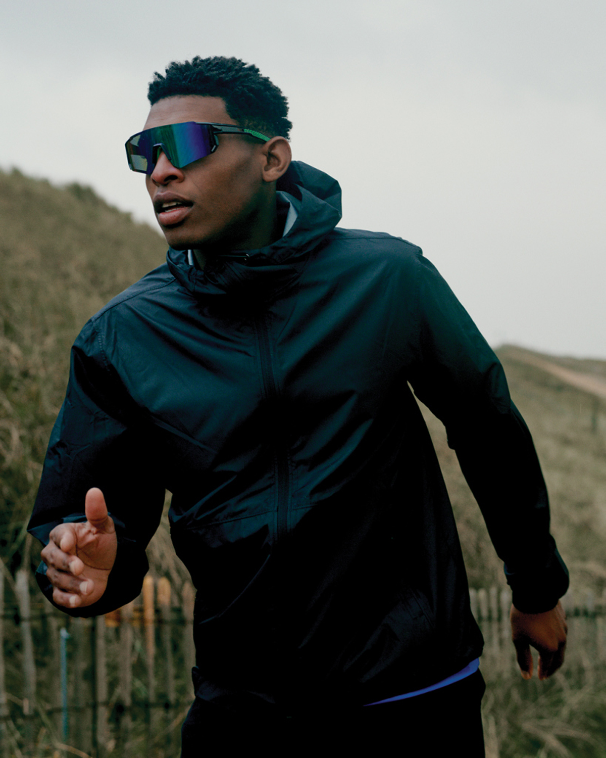 Ветровка Iqoniq Logan из переработанного полиэстера AWARE™, унисекс, 70 г/м² (Изображение 8)