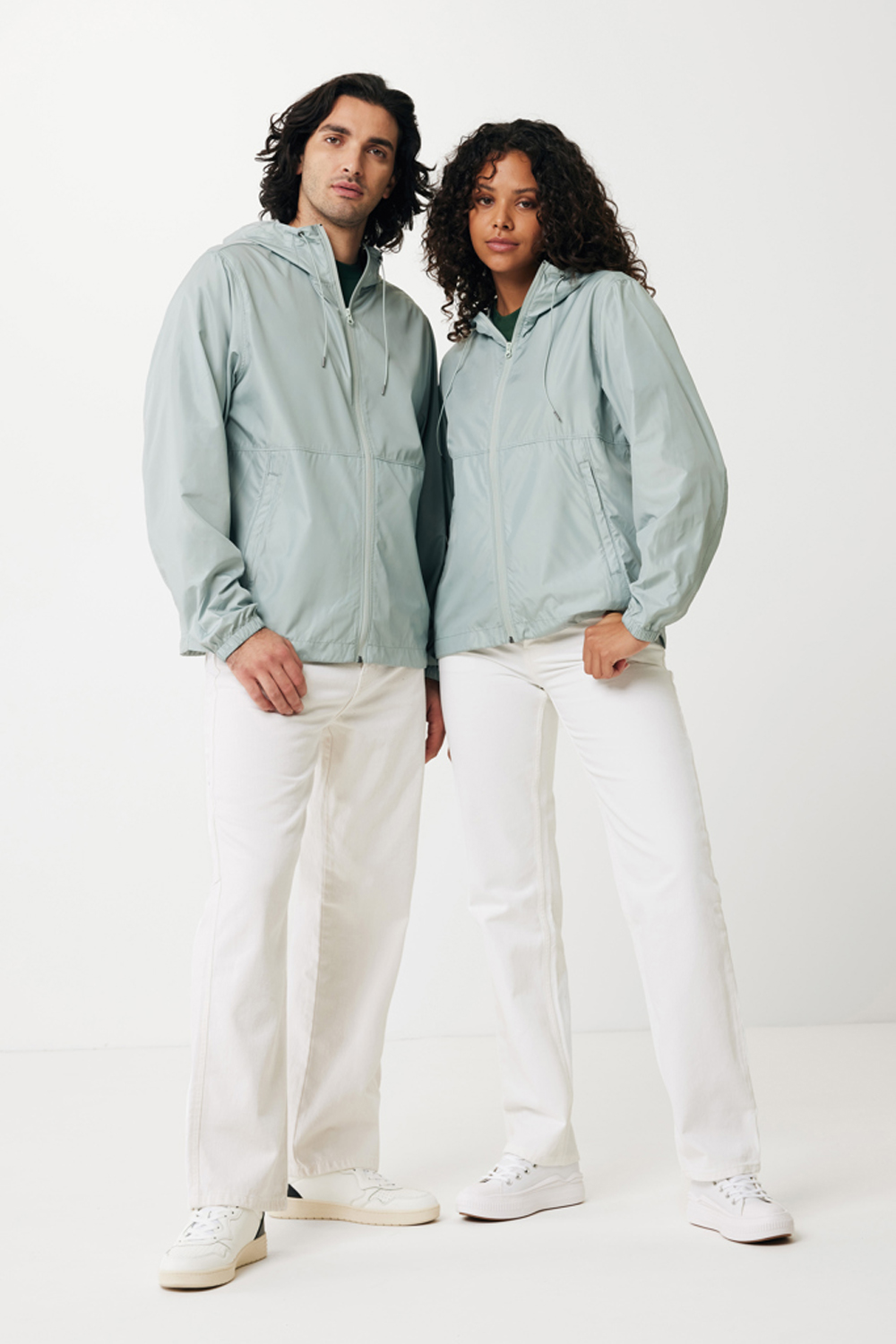 Ветровка Iqoniq Logan из переработанного полиэстера AWARE™, унисекс, 70 г/м² (Изображение 6)