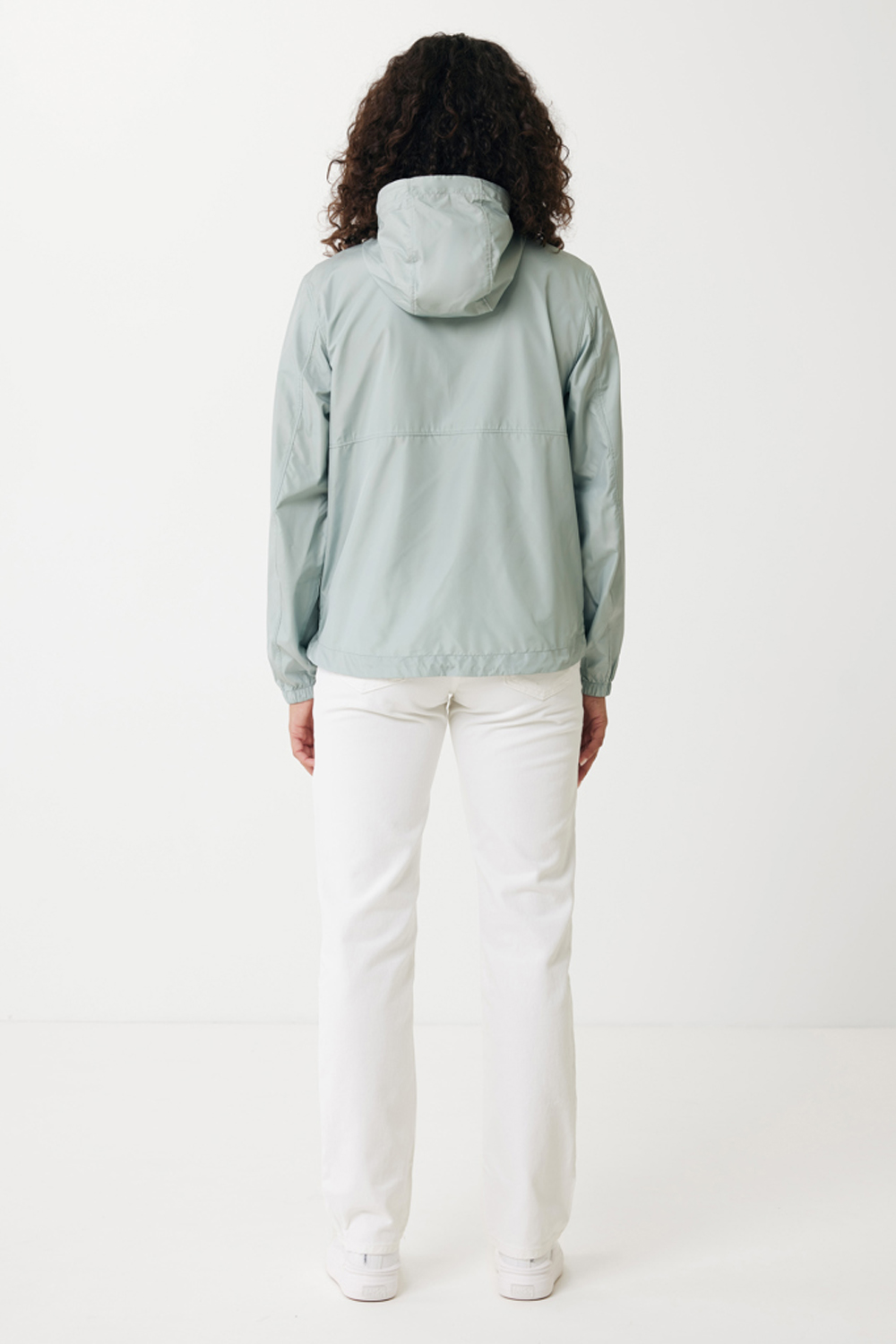 Ветровка Iqoniq Logan из переработанного полиэстера AWARE™, унисекс, 70 г/м² (Изображение 11)