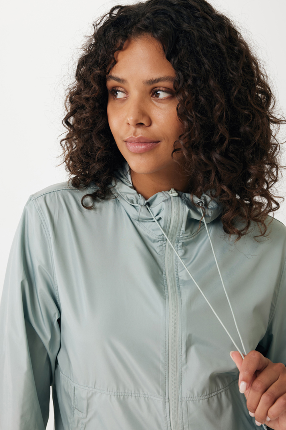 Ветровка Iqoniq Logan из переработанного полиэстера AWARE™, унисекс, 70 г/м² (Изображение 18)