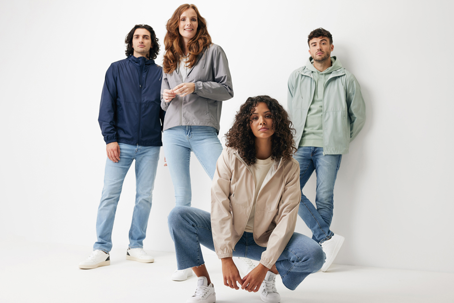 Ветровка Iqoniq Logan из переработанного полиэстера AWARE™, унисекс, 70 г/м² (Изображение 24)