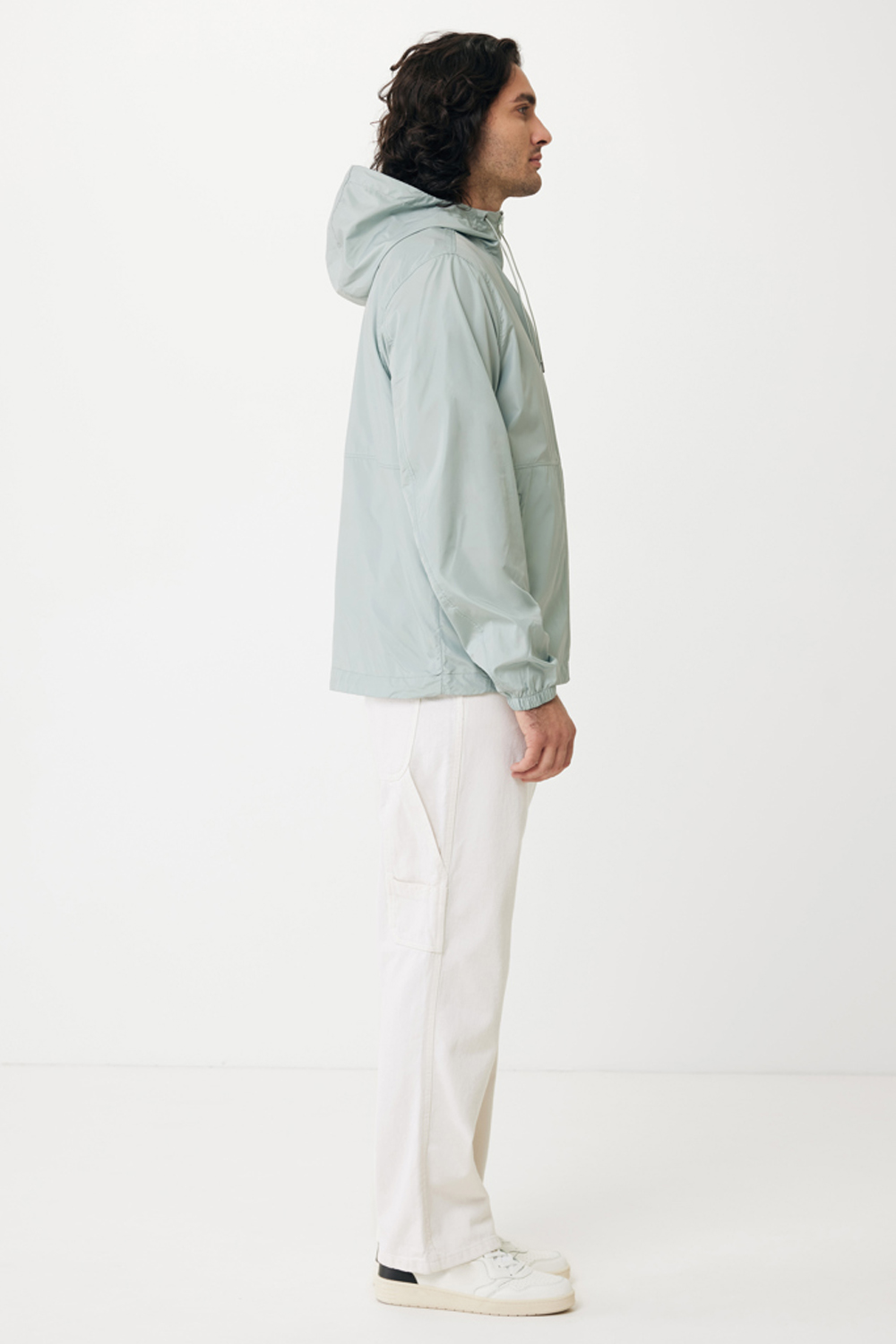 Ветровка Iqoniq Logan из переработанного полиэстера AWARE™, унисекс, 70 г/м² (Изображение 24)