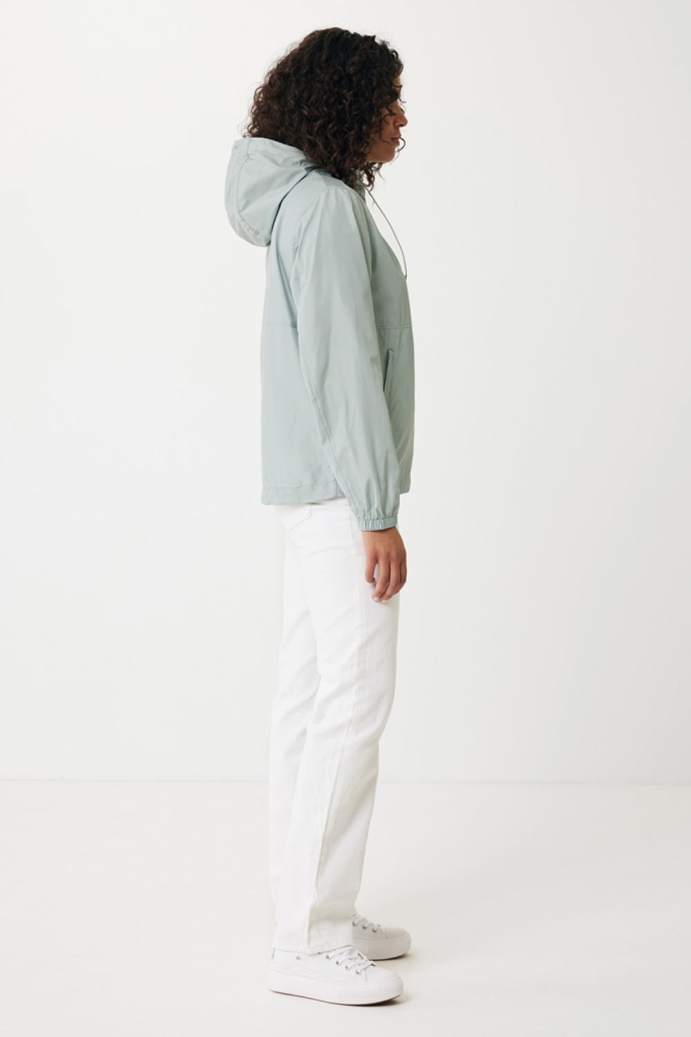 Ветровка Iqoniq Logan из переработанного полиэстера AWARE™, унисекс, 70 г/м² (Изображение 12)