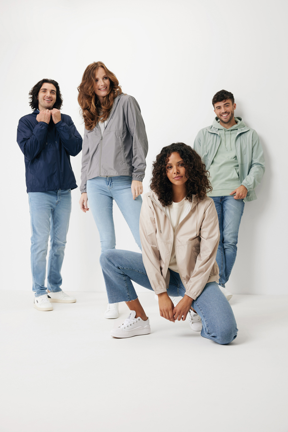 Ветровка Iqoniq Logan из переработанного полиэстера AWARE™, унисекс, 70 г/м² (Изображение 22)