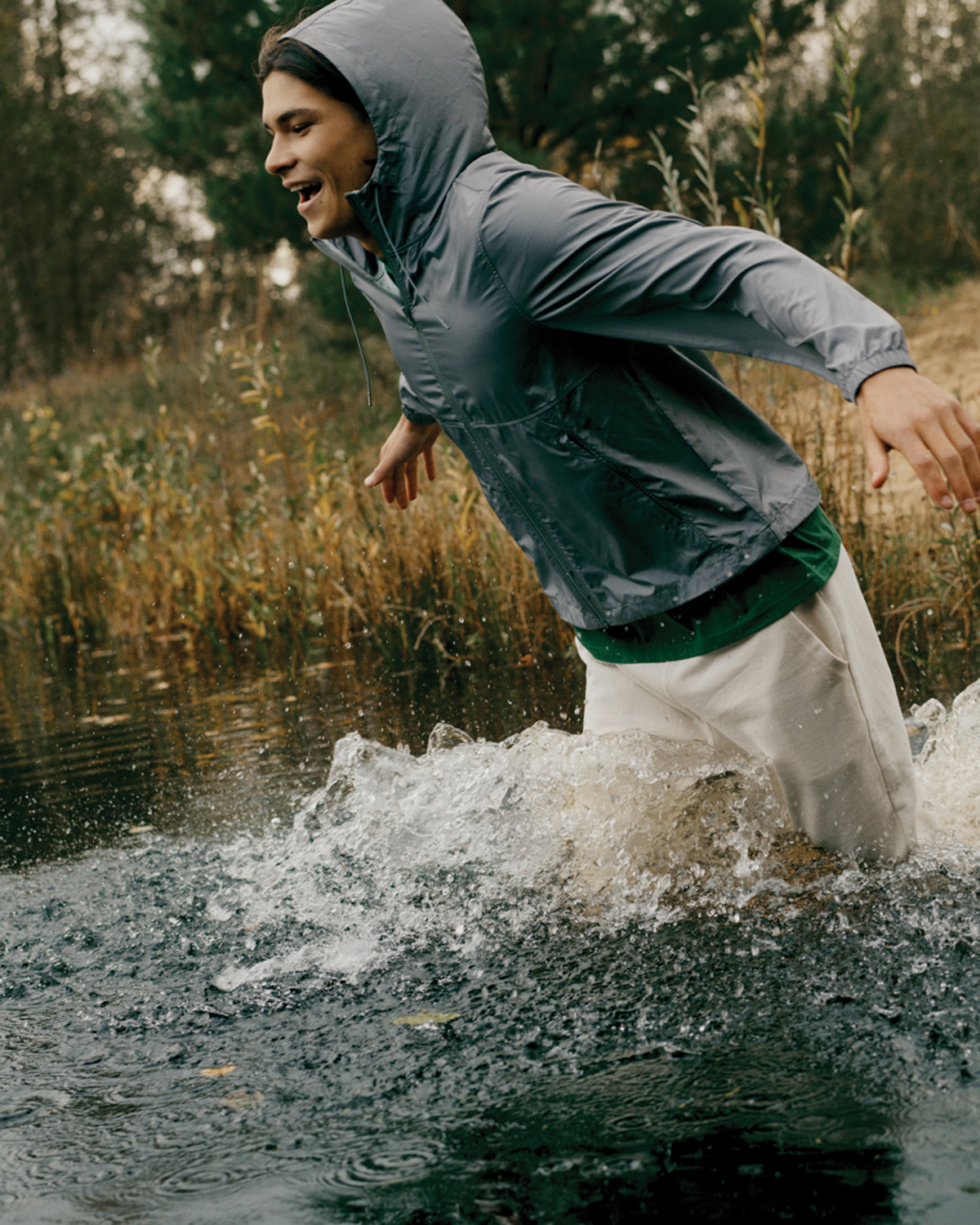 Ветровка Iqoniq Logan из переработанного полиэстера AWARE™, унисекс, 70 г/м² (Изображение 8)