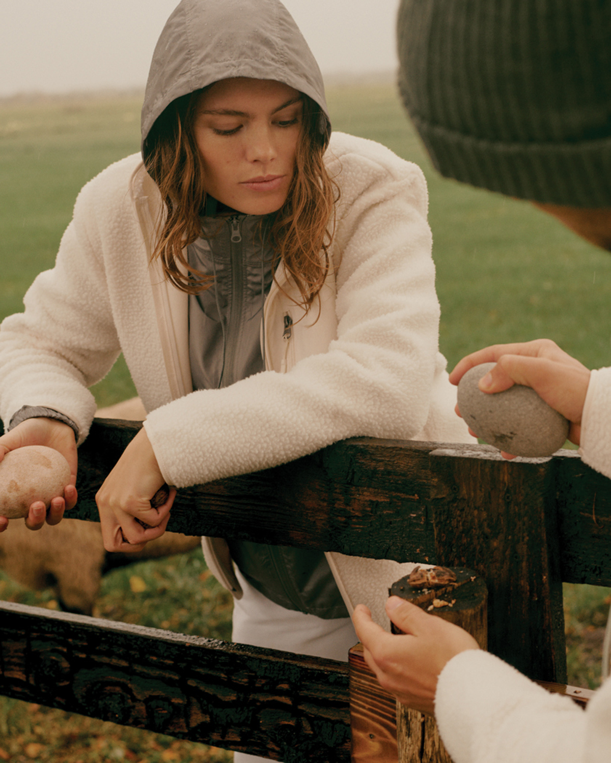 Ветровка Iqoniq Logan из переработанного полиэстера AWARE™, унисекс, 70 г/м² (Изображение 6)