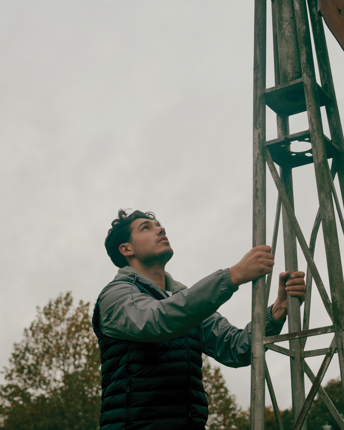 Ветровка Iqoniq Logan из переработанного полиэстера AWARE™, унисекс, 70 г/м² (Изображение 7)