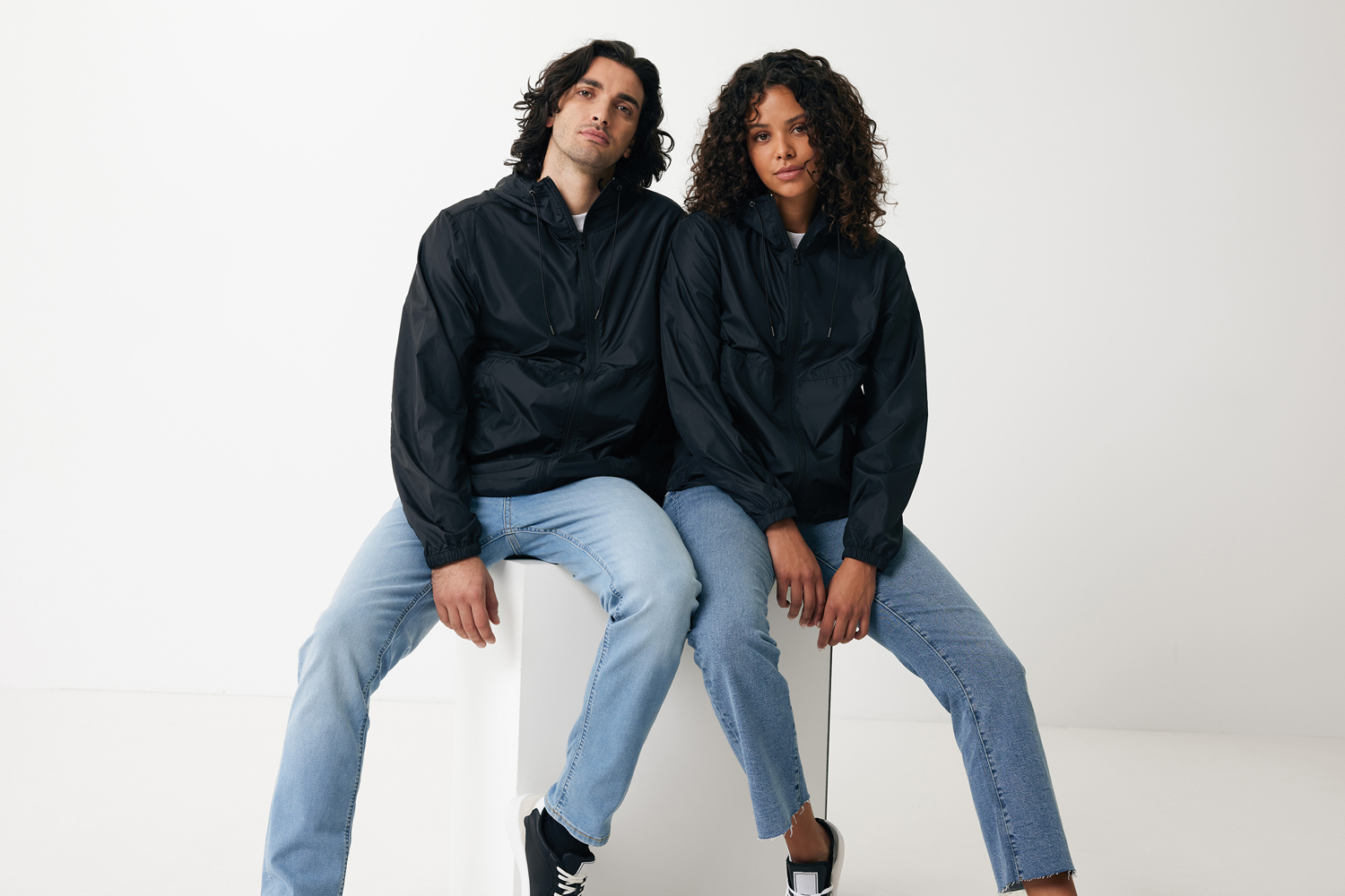 Ветровка Iqoniq Logan из переработанного полиэстера AWARE™, унисекс, 70 г/м² (Изображение 6)