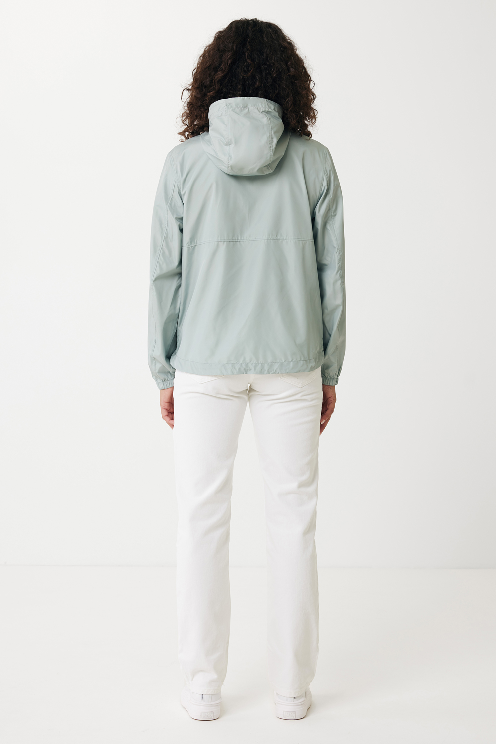 Ветровка Iqoniq Logan из переработанного полиэстера AWARE™, унисекс, 70 г/м² (Изображение 11)