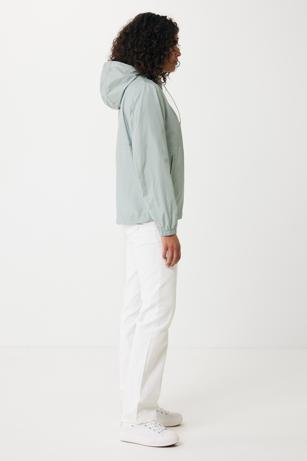 Ветровка Iqoniq Logan из переработанного полиэстера AWARE™, унисекс, 70 г/м² (Изображение 12)