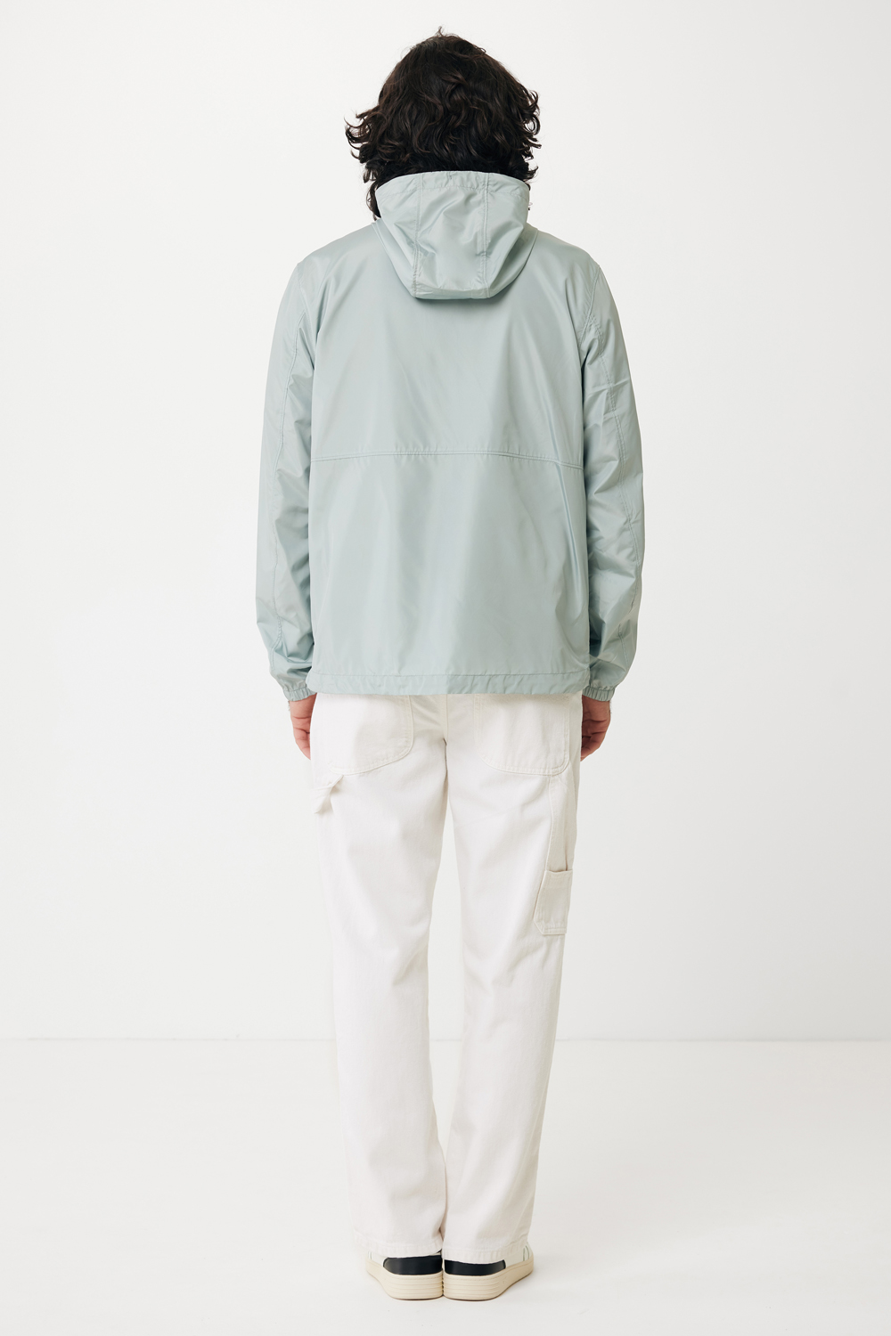 Ветровка Iqoniq Logan из переработанного полиэстера AWARE™, унисекс, 70 г/м² (Изображение 15)