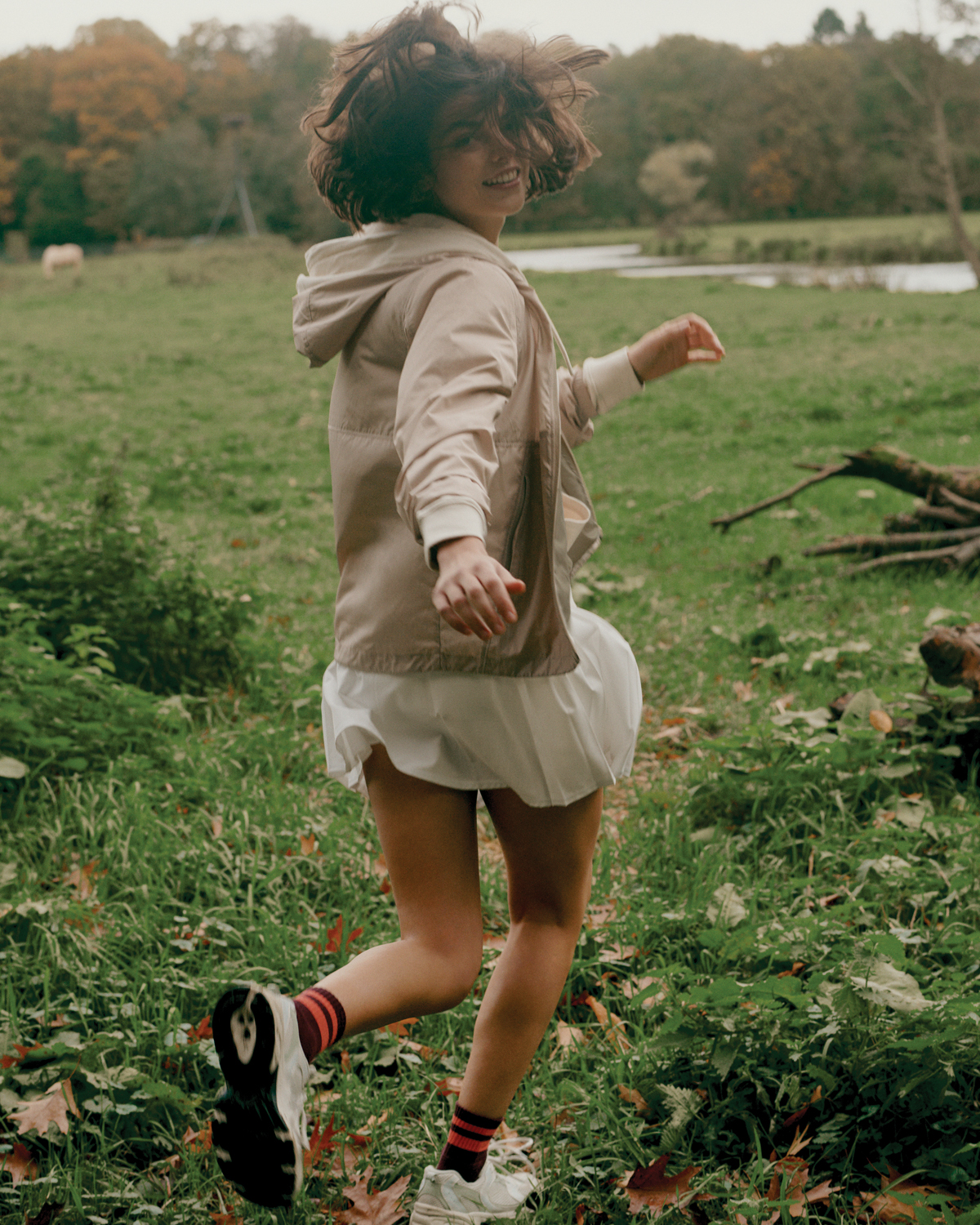 Ветровка Iqoniq Logan из переработанного полиэстера AWARE™, унисекс, 70 г/м² (Изображение 8)