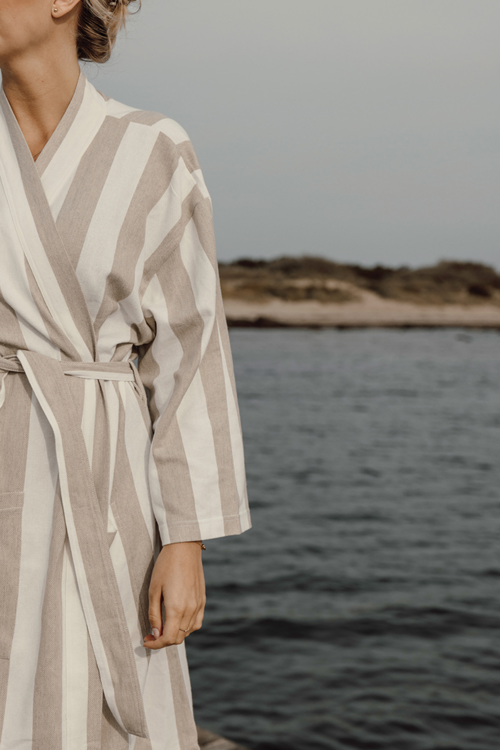 Халат VINGA Ornos из переработанного хлопка GRS, L/XL (Изображение 7)