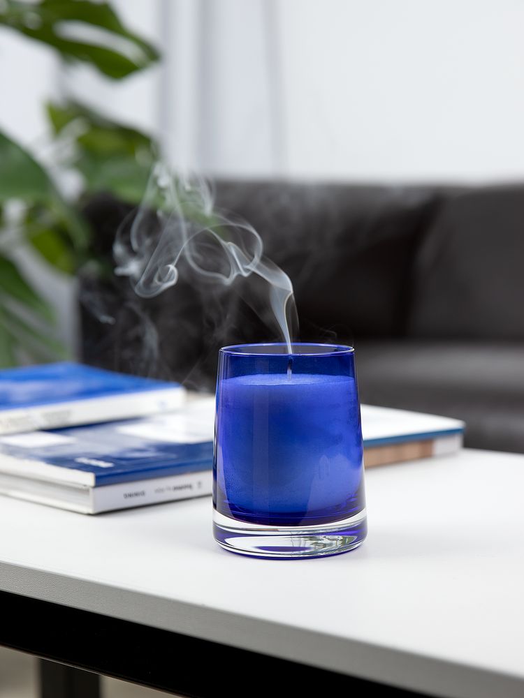 Ароматическая свеча Fragnola, пряная древесина и кардамон, темно-синяя (Изображение 6)
