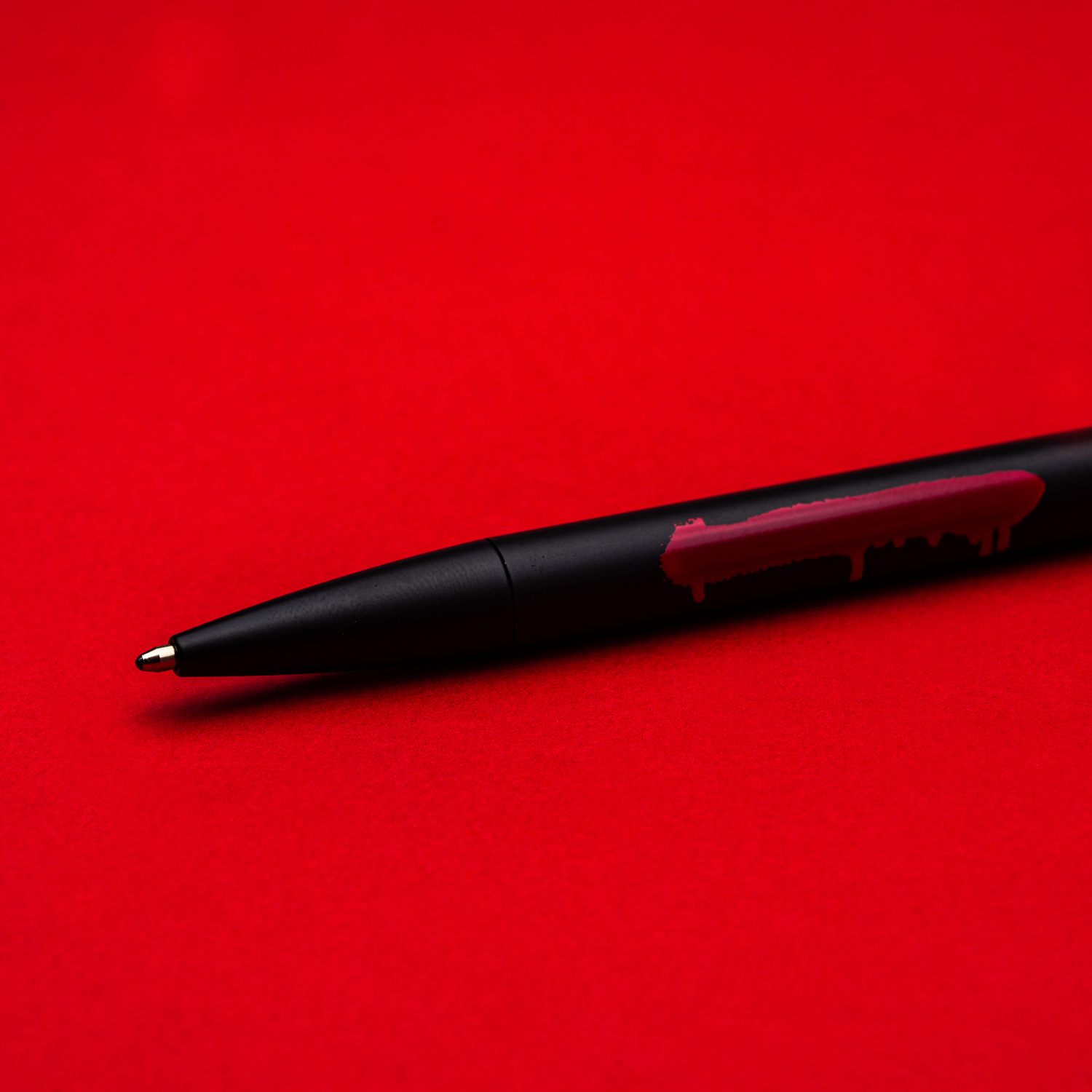 Набор Pininfarina Banksy Крыса: шариковая ручка GrafeeX и блокнот линованный из каменной бумаги, А5 (Изображение 4)