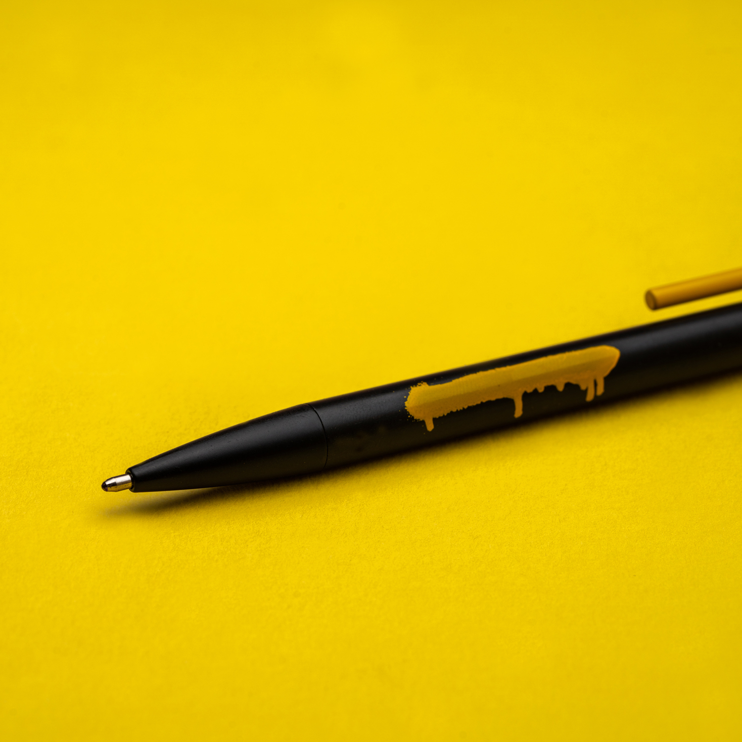 Набор Pininfarina Banksy Метатель цветов: шариковая ручка GrafeeX и блокнот линованный из каменной б (Изображение 4)