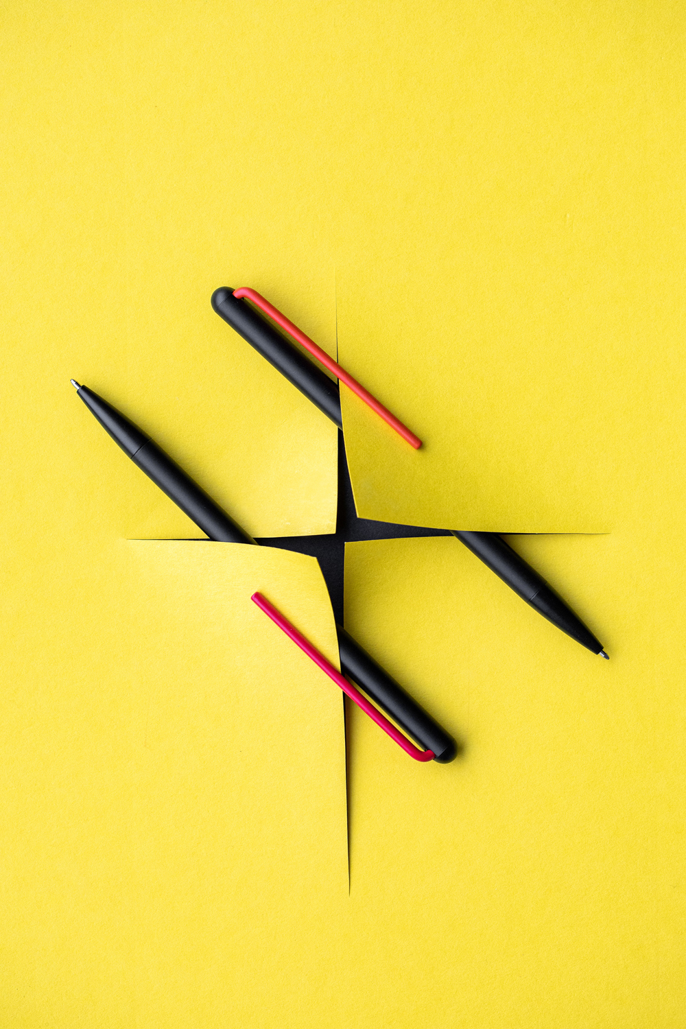 Шариковая ручка Pininfarina GrafeeX с красным клипом в чехле (Изображение 9)