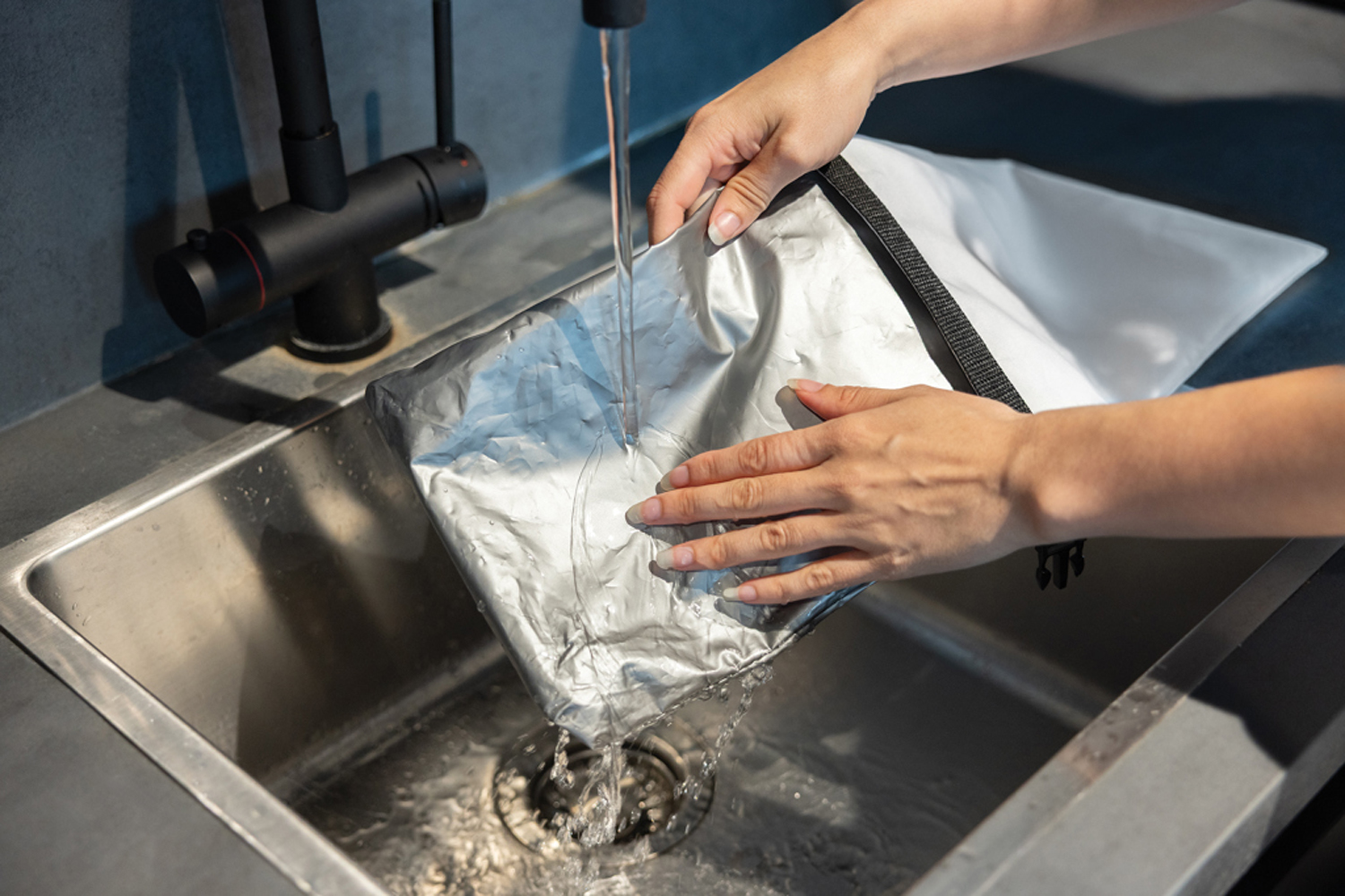 Сумка-холодильник Snackstrap из rPET AWARE™, 30x20 см (Изображение 8)