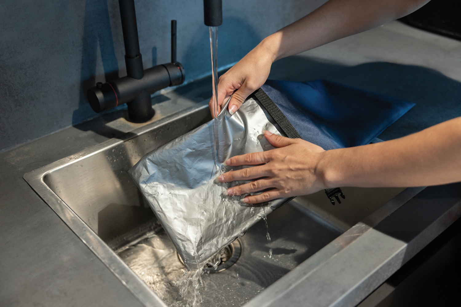 Сумка-холодильник Snackstrap из rPET AWARE™, 30x20 см (Изображение 8)