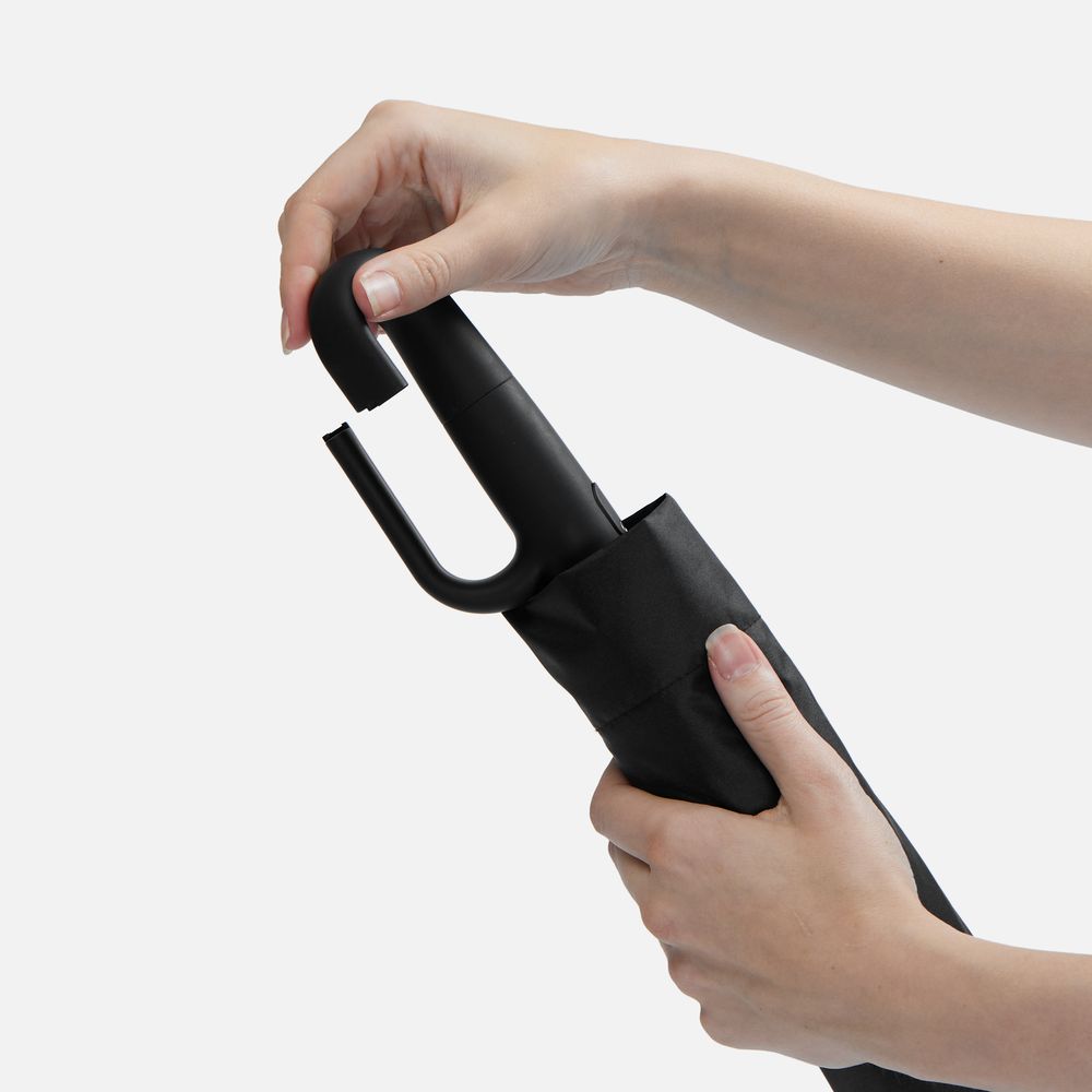 Зонт складной Skymate с УФ-защитой и ручкой-карабином, черный (Изображение 7)