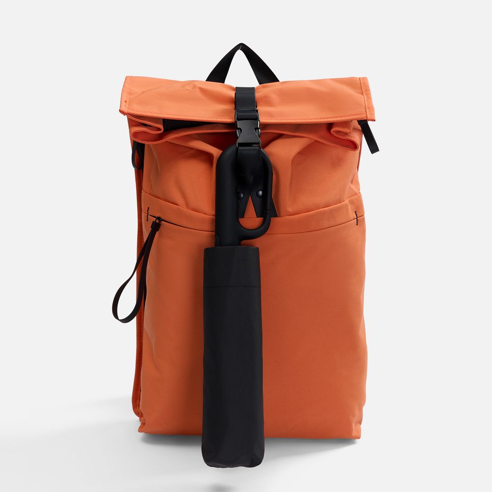 Зонт складной Skymate с УФ-защитой и ручкой-карабином, черный (Изображение 8)