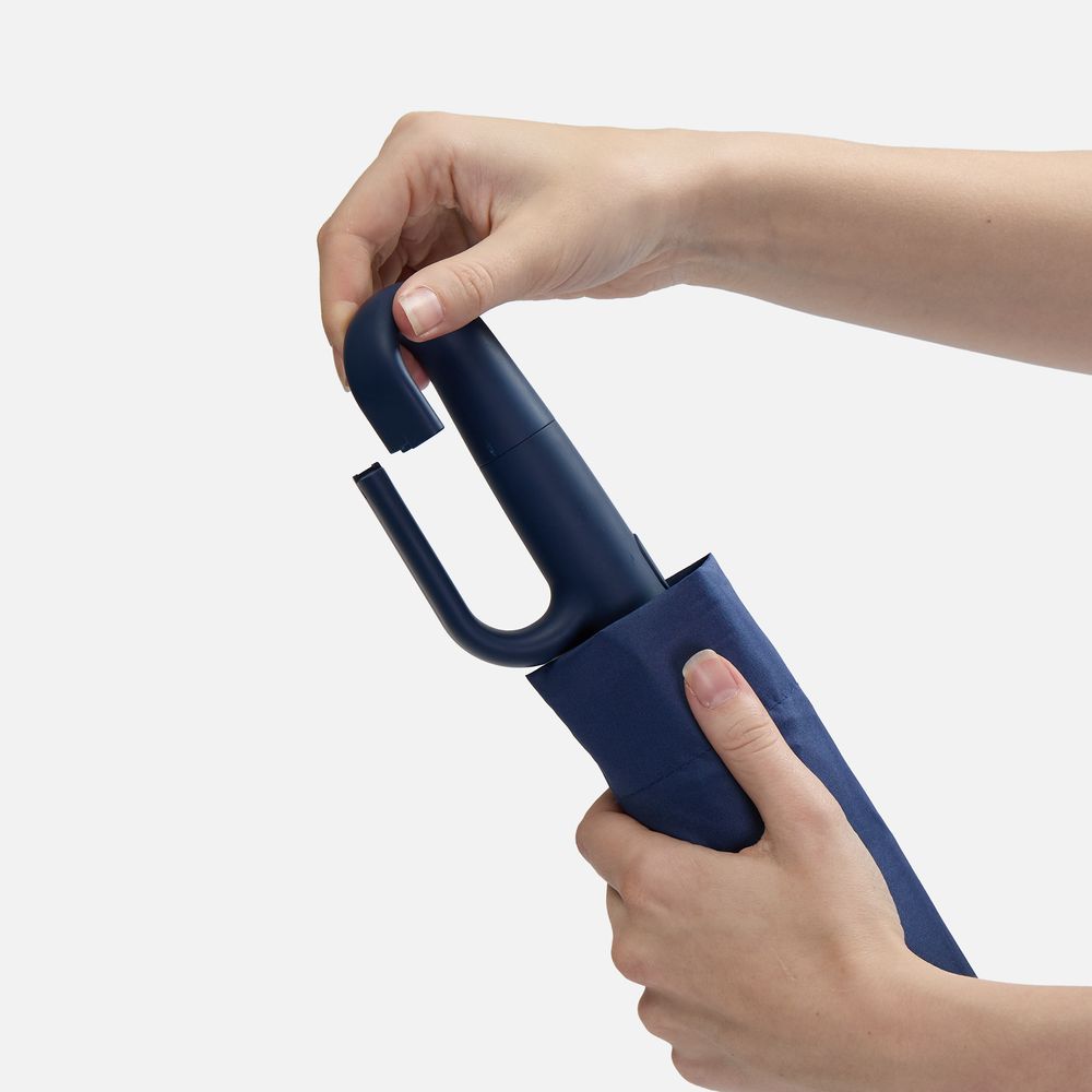 Зонт складной Skymate с УФ-защитой и ручкой-карабином, темно-синий (Изображение 8)