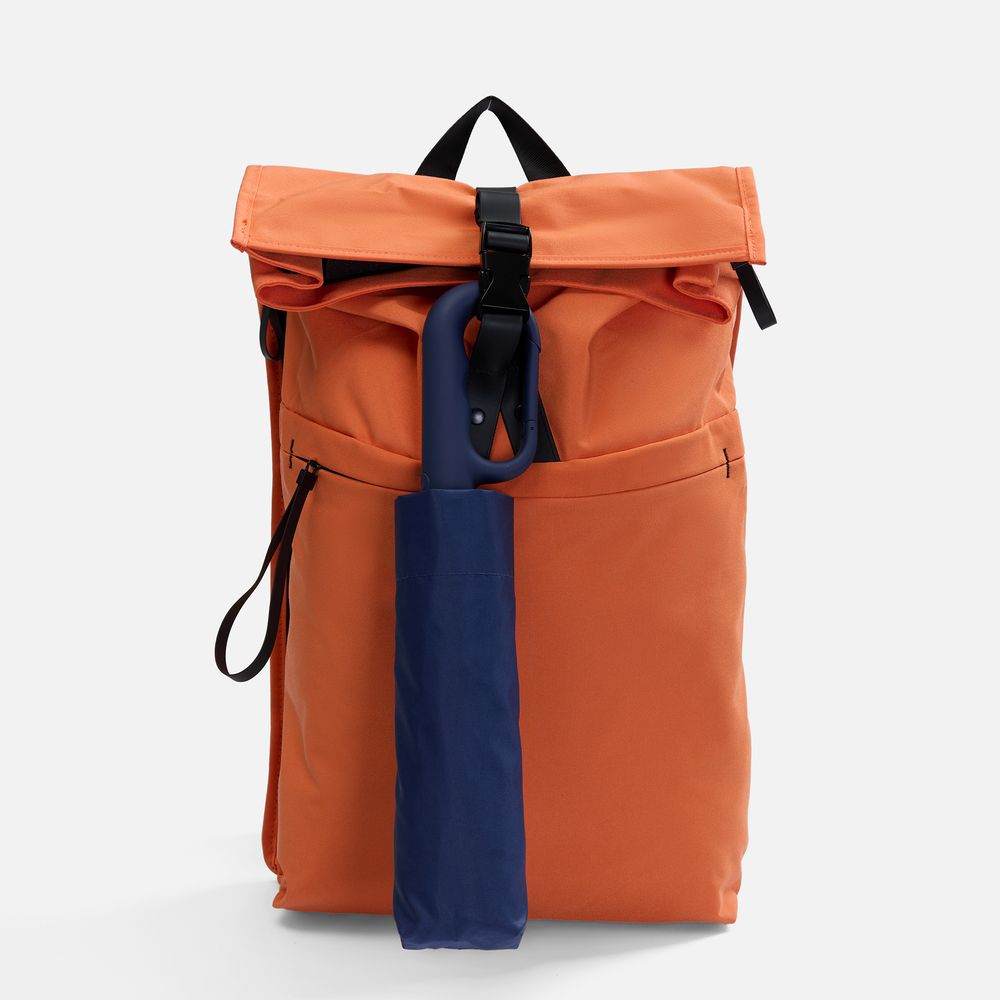 Зонт складной Skymate с УФ-защитой и ручкой-карабином, темно-синий (Изображение 9)