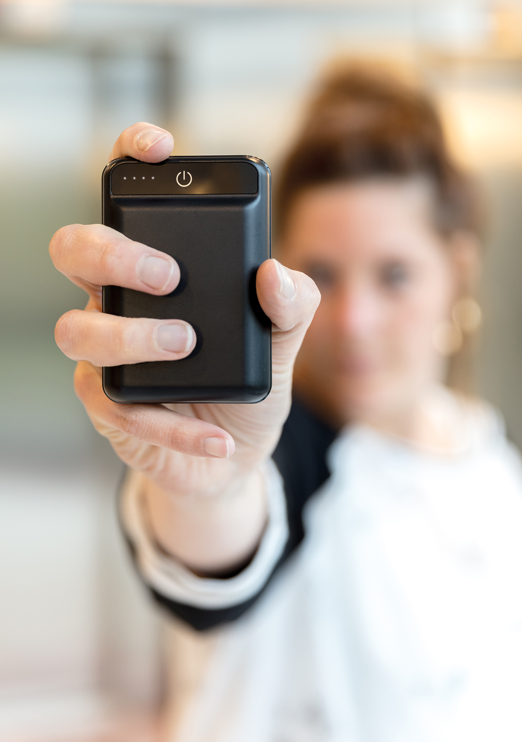 Карманный внешний аккумулятор на 10 000 мАч, черный (Изображение 4)