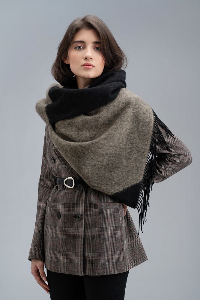 Палантин Charming, черный с бежевым (Изображение 17)