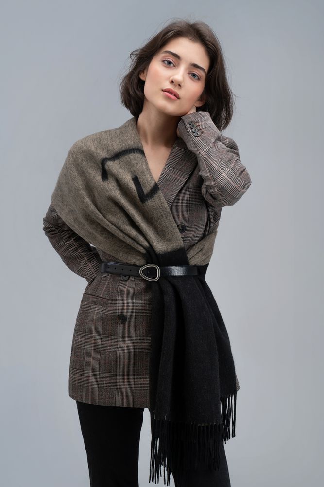 Палантин Charming, черный с бежевым (Изображение 18)