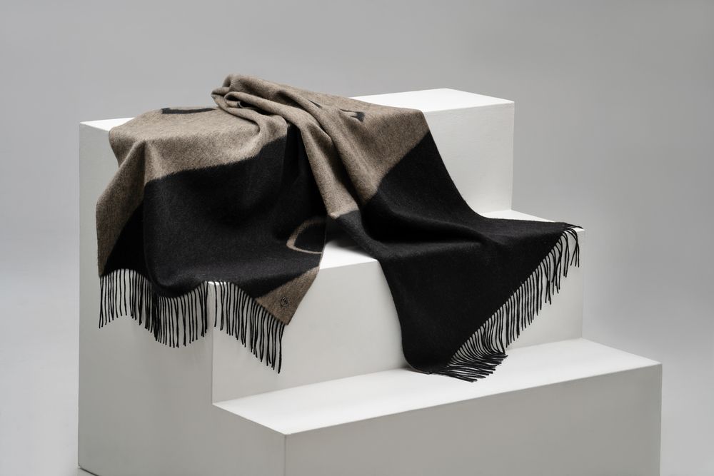 Палантин Charming, черный с бежевым (Изображение 19)