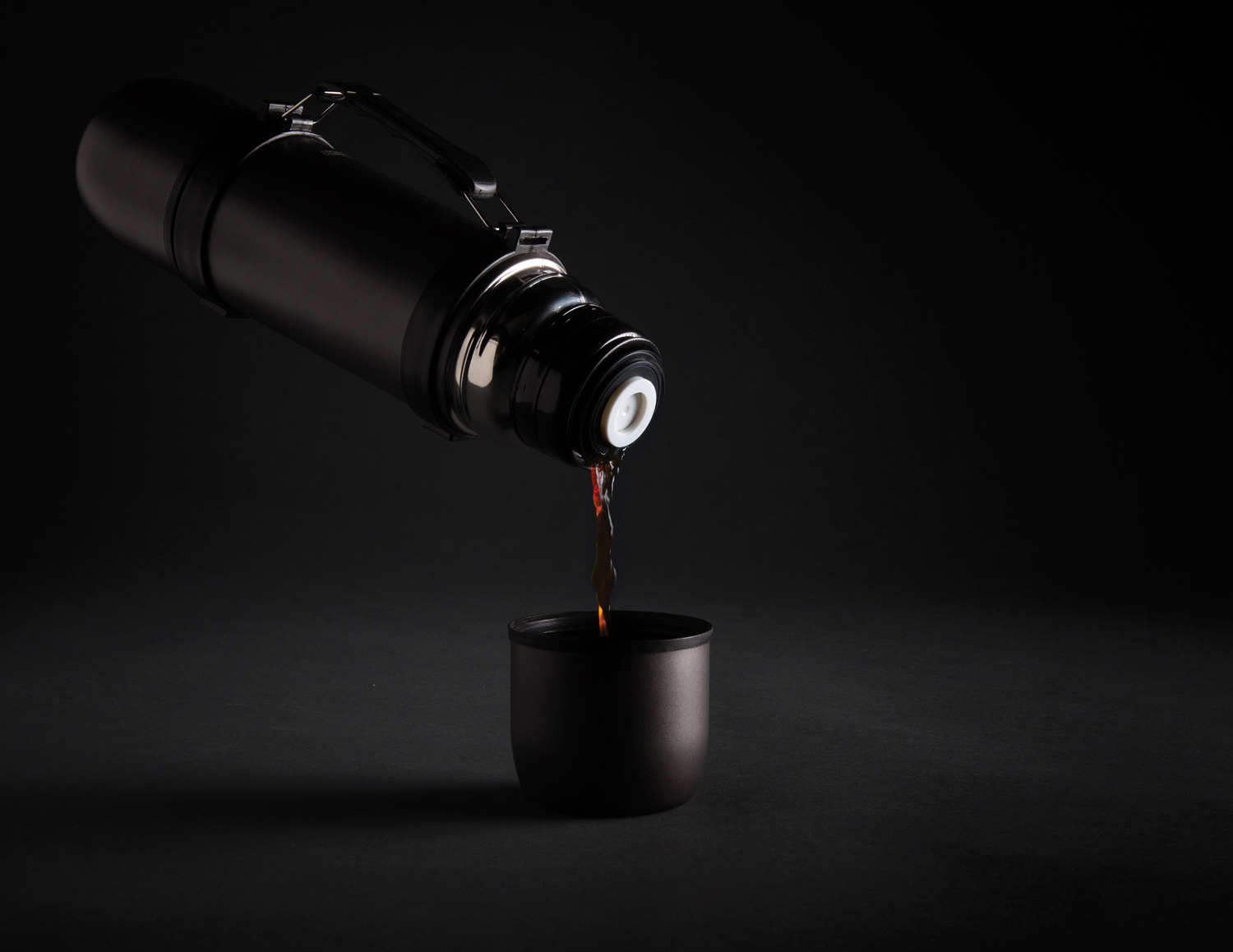 Вакуумный термос Swiss Peak с двумя кружками (Изображение 4)