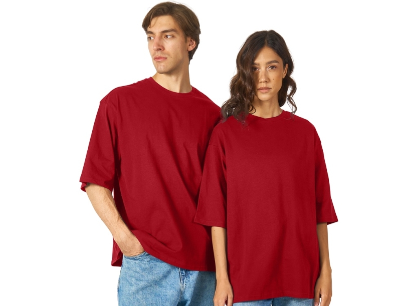 Красные футболки с логотипом